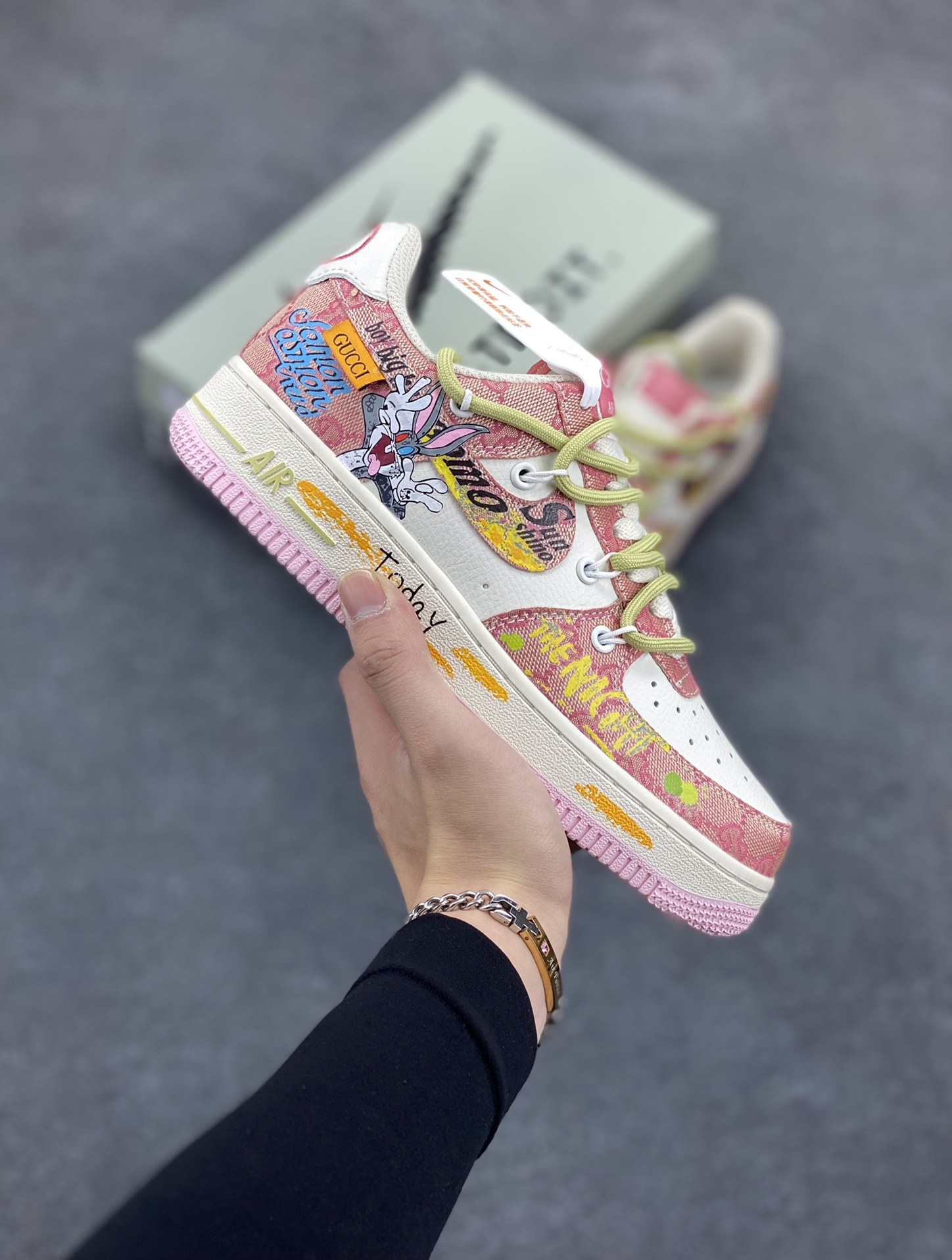 “兔八哥”Nike Air Force 1 “Bugs Bunny”#漫画系列 空军一号定制低帮板鞋 兔八哥，又译宾尼兔、兔巴哥或兔宝宝 ，是一只身着白色西装、长着长耳朵与大板牙的兔子。它性格活泼开朗，聪明机智，鬼点子极多，还自带幽默属性，总能用充满智慧的言辞、巧妙的计谋，化解各种危机 货号：BD7700-666 尺码：36 36.5 37.5 38 38.5 39 40 40.5 41 42 42.5 43 44 44.5 45-选品中心