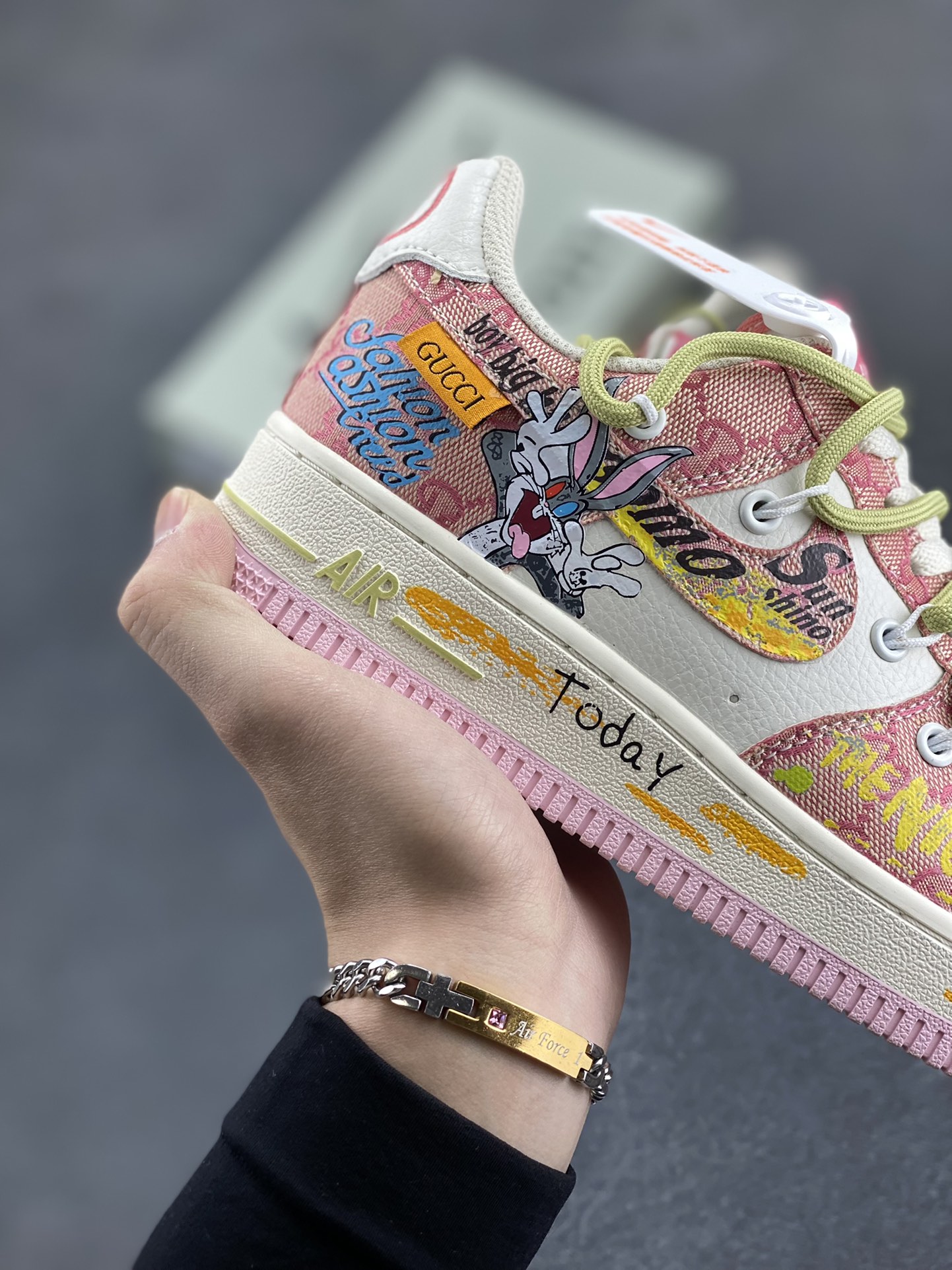 图片[6]-“兔八哥”Nike Air Force 1 “Bugs Bunny”#漫画系列 空军一号定制低帮板鞋 兔八哥，又译宾尼兔、兔巴哥或兔宝宝 ，是一只身着白色西装、长着长耳朵与大板牙的兔子。它性格活泼开朗，聪明机智，鬼点子极多，还自带幽默属性，总能用充满智慧的言辞、巧妙的计谋，化解各种危机 货号：BD7700-666 尺码：36 36.5 37.5 38 38.5 39 40 40.5 41 42 42.5 43 44 44.5 45-选品中心