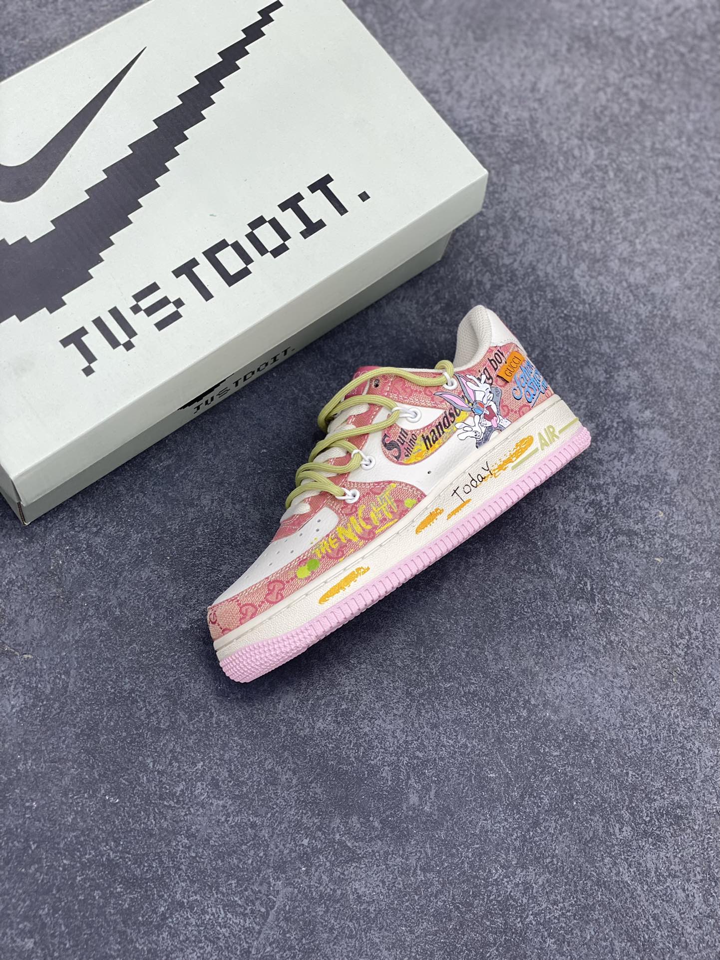 图片[7]-“兔八哥”Nike Air Force 1 “Bugs Bunny”#漫画系列 空军一号定制低帮板鞋 兔八哥，又译宾尼兔、兔巴哥或兔宝宝 ，是一只身着白色西装、长着长耳朵与大板牙的兔子。它性格活泼开朗，聪明机智，鬼点子极多，还自带幽默属性，总能用充满智慧的言辞、巧妙的计谋，化解各种危机 货号：BD7700-666 尺码：36 36.5 37.5 38 38.5 39 40 40.5 41 42 42.5 43 44 44.5 45-选品中心