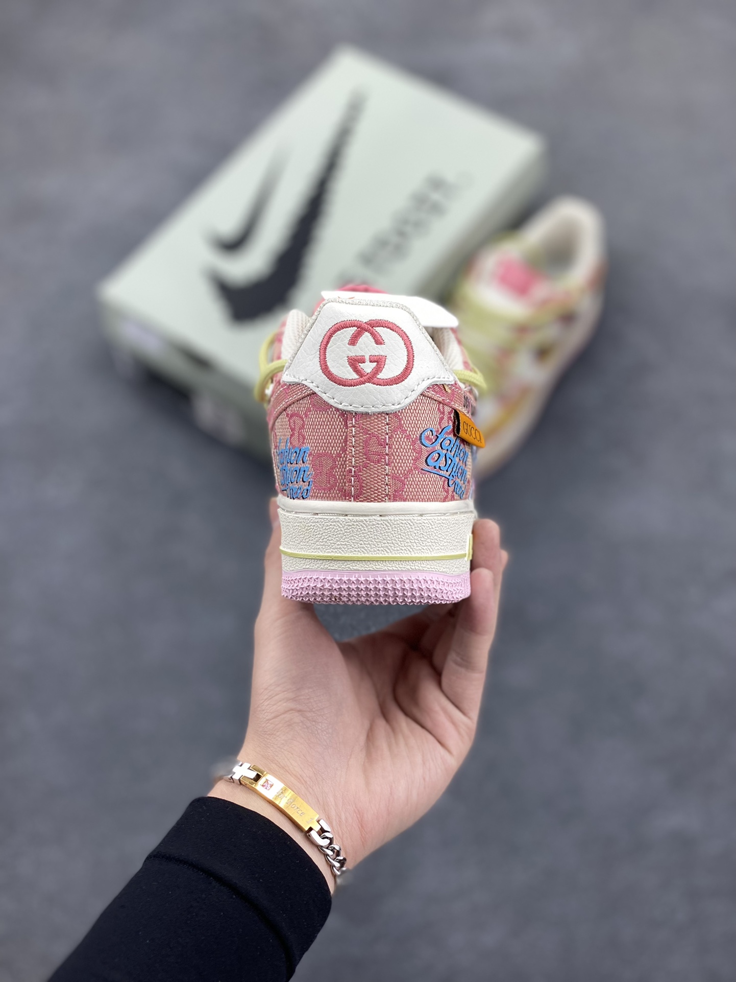 图片[4]-“兔八哥”Nike Air Force 1 “Bugs Bunny”#漫画系列 空军一号定制低帮板鞋 兔八哥，又译宾尼兔、兔巴哥或兔宝宝 ，是一只身着白色西装、长着长耳朵与大板牙的兔子。它性格活泼开朗，聪明机智，鬼点子极多，还自带幽默属性，总能用充满智慧的言辞、巧妙的计谋，化解各种危机 货号：BD7700-666 尺码：36 36.5 37.5 38 38.5 39 40 40.5 41 42 42.5 43 44 44.5 45-选品中心