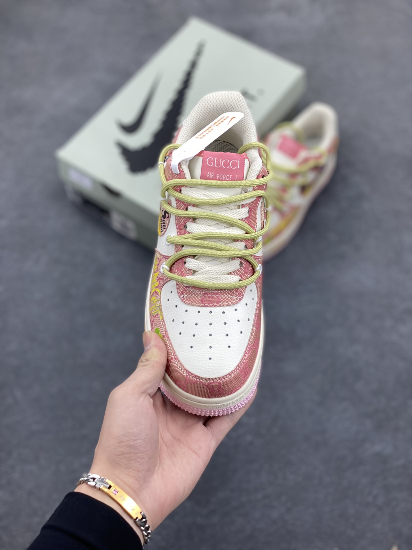 图片[2]-“兔八哥”Nike Air Force 1 “Bugs Bunny”#漫画系列 空军一号定制低帮板鞋 兔八哥，又译宾尼兔、兔巴哥或兔宝宝 ，是一只身着白色西装、长着长耳朵与大板牙的兔子。它性格活泼开朗，聪明机智，鬼点子极多，还自带幽默属性，总能用充满智慧的言辞、巧妙的计谋，化解各种危机 货号：BD7700-666 尺码：36 36.5 37.5 38 38.5 39 40 40.5 41 42 42.5 43 44 44.5 45-选品中心