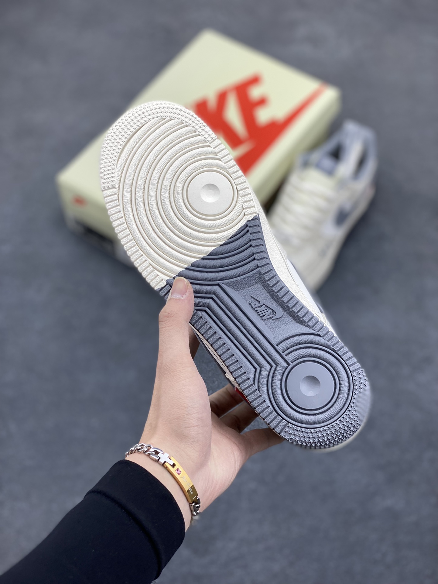 图片[5]-NIke Air Force 1 \’07 Low “斯图西联名——双拼米灰”空军一号 低帮 运动鞋 休闲鞋 折边针车 工艺难度大 原楦头原纸板 原装鞋盒 定制五金配件 内置全掌气垫 原厂鞋底 货号：SJ6698-024 尺码：36 36.5 37.5 38 38.5 39 40 40.5 41 42 42.5 43 44 44.5 45-选品中心