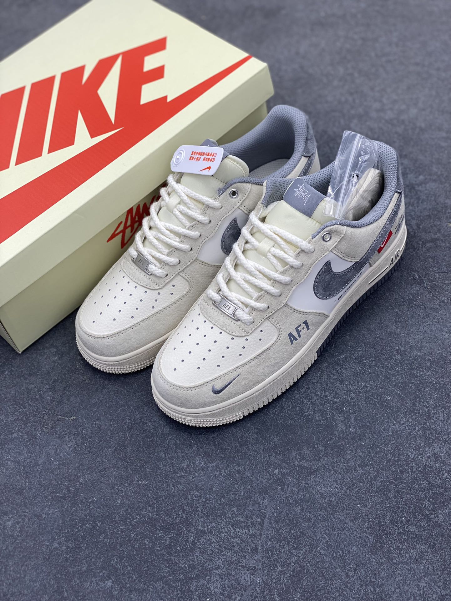 图片[8]-NIke Air Force 1 \’07 Low “斯图西联名——双拼米灰”空军一号 低帮 运动鞋 休闲鞋 折边针车 工艺难度大 原楦头原纸板 原装鞋盒 定制五金配件 内置全掌气垫 原厂鞋底 货号：SJ6698-024 尺码：36 36.5 37.5 38 38.5 39 40 40.5 41 42 42.5 43 44 44.5 45-选品中心