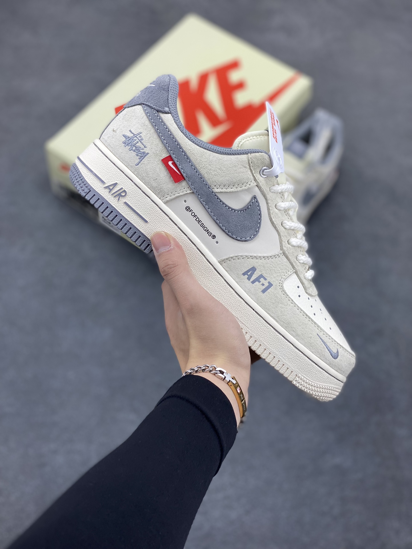 NIke Air Force 1 \’07 Low “斯图西联名——双拼米灰”空军一号 低帮 运动鞋 休闲鞋 折边针车 工艺难度大 原楦头原纸板 原装鞋盒 定制五金配件 内置全掌气垫 原厂鞋底 货号：SJ6698-024 尺码：36 36.5 37.5 38 38.5 39 40 40.5 41 42 42.5 43 44 44.5 45-选品中心