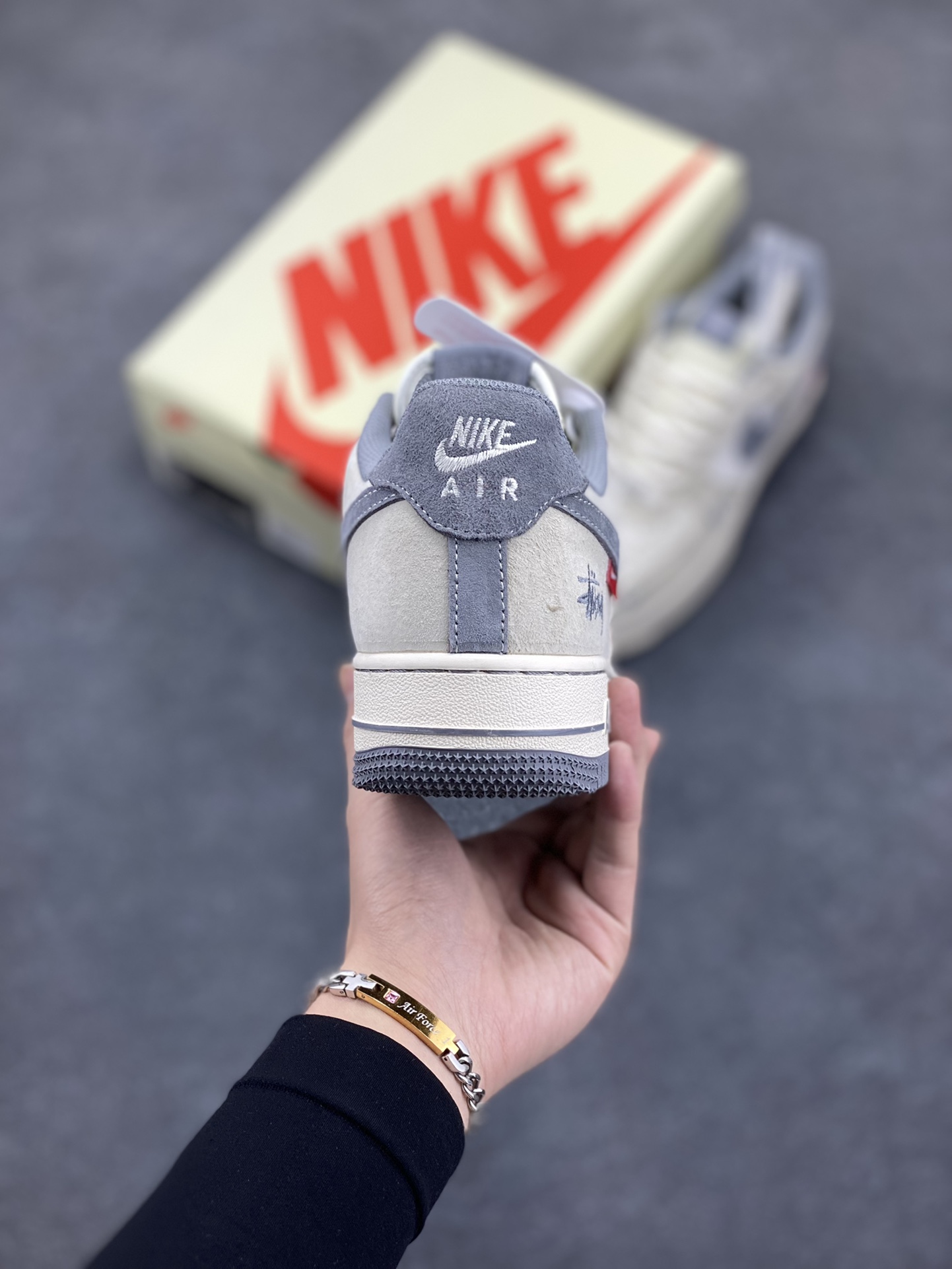 图片[4]-NIke Air Force 1 \’07 Low “斯图西联名——双拼米灰”空军一号 低帮 运动鞋 休闲鞋 折边针车 工艺难度大 原楦头原纸板 原装鞋盒 定制五金配件 内置全掌气垫 原厂鞋底 货号：SJ6698-024 尺码：36 36.5 37.5 38 38.5 39 40 40.5 41 42 42.5 43 44 44.5 45-选品中心