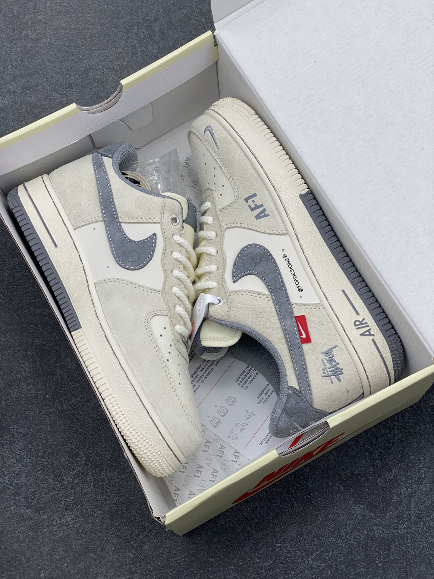 图片[9]-NIke Air Force 1 \’07 Low “斯图西联名——双拼米灰”空军一号 低帮 运动鞋 休闲鞋 折边针车 工艺难度大 原楦头原纸板 原装鞋盒 定制五金配件 内置全掌气垫 原厂鞋底 货号：SJ6698-024 尺码：36 36.5 37.5 38 38.5 39 40 40.5 41 42 42.5 43 44 44.5 45-选品中心