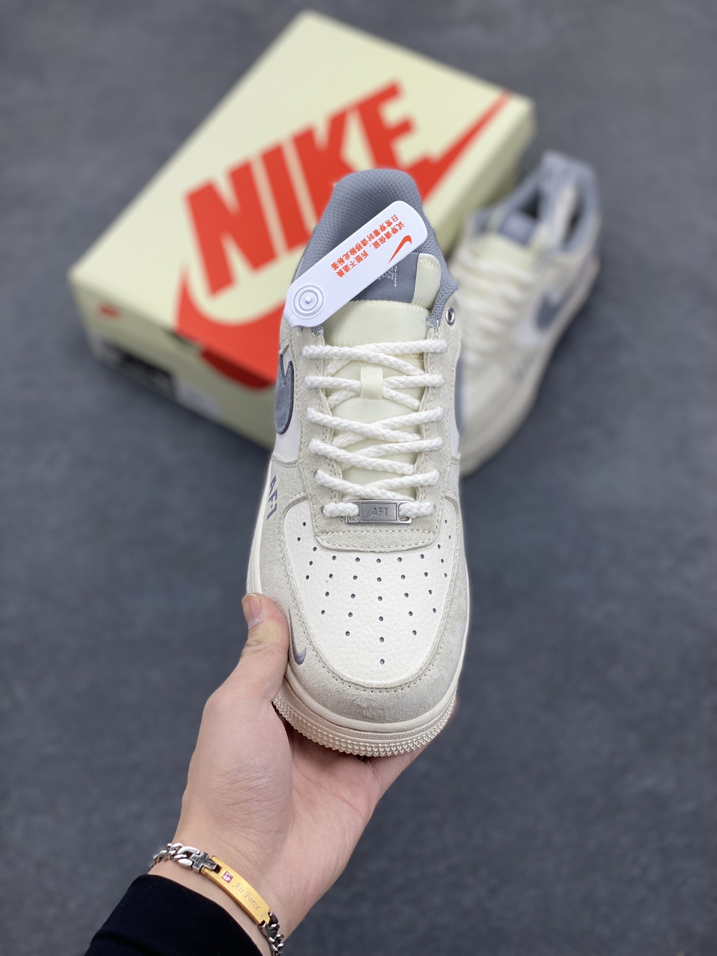 图片[2]-NIke Air Force 1 \’07 Low “斯图西联名——双拼米灰”空军一号 低帮 运动鞋 休闲鞋 折边针车 工艺难度大 原楦头原纸板 原装鞋盒 定制五金配件 内置全掌气垫 原厂鞋底 货号：SJ6698-024 尺码：36 36.5 37.5 38 38.5 39 40 40.5 41 42 42.5 43 44 44.5 45-选品中心