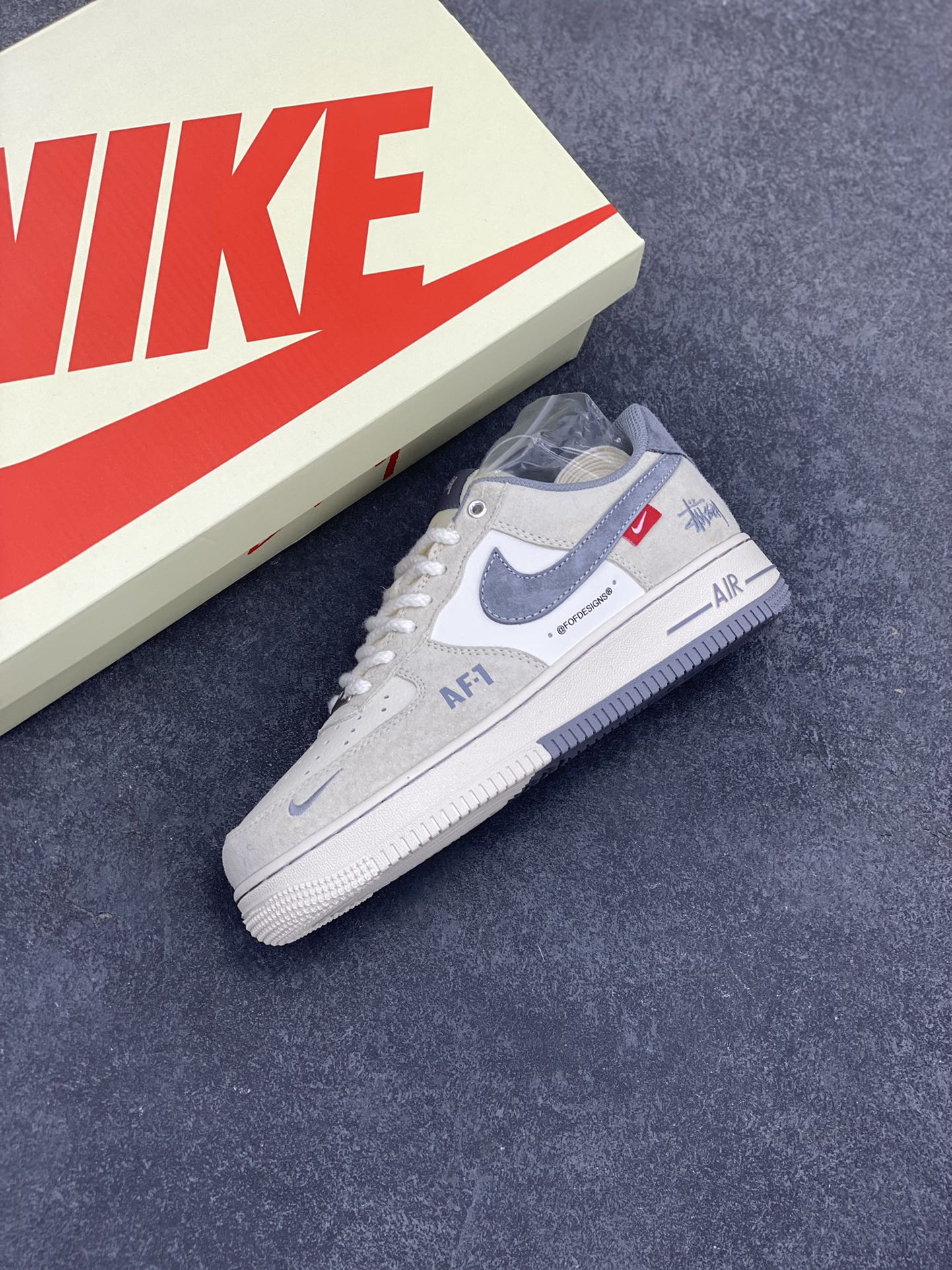 图片[7]-NIke Air Force 1 \’07 Low “斯图西联名——双拼米灰”空军一号 低帮 运动鞋 休闲鞋 折边针车 工艺难度大 原楦头原纸板 原装鞋盒 定制五金配件 内置全掌气垫 原厂鞋底 货号：SJ6698-024 尺码：36 36.5 37.5 38 38.5 39 40 40.5 41 42 42.5 43 44 44.5 45-选品中心