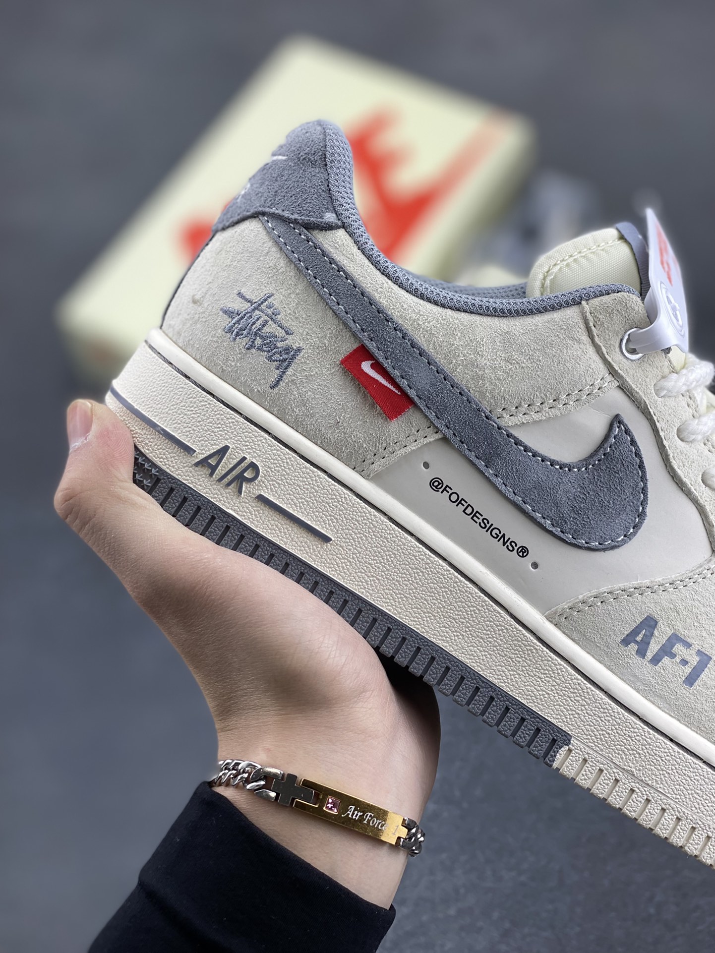 图片[6]-NIke Air Force 1 \’07 Low “斯图西联名——双拼米灰”空军一号 低帮 运动鞋 休闲鞋 折边针车 工艺难度大 原楦头原纸板 原装鞋盒 定制五金配件 内置全掌气垫 原厂鞋底 货号：SJ6698-024 尺码：36 36.5 37.5 38 38.5 39 40 40.5 41 42 42.5 43 44 44.5 45-选品中心