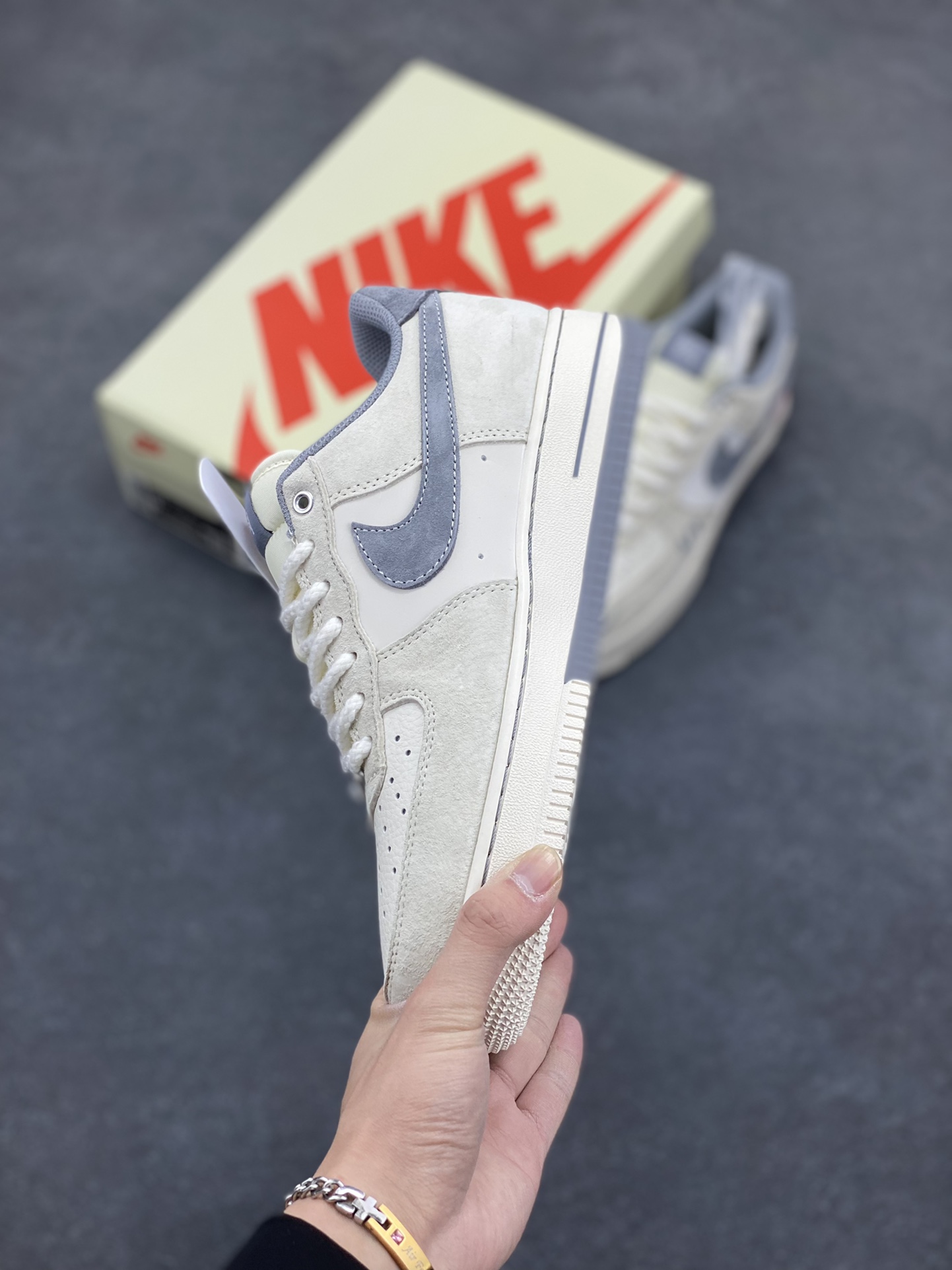 图片[3]-NIke Air Force 1 \’07 Low “斯图西联名——双拼米灰”空军一号 低帮 运动鞋 休闲鞋 折边针车 工艺难度大 原楦头原纸板 原装鞋盒 定制五金配件 内置全掌气垫 原厂鞋底 货号：SJ6698-024 尺码：36 36.5 37.5 38 38.5 39 40 40.5 41 42 42.5 43 44 44.5 45-选品中心