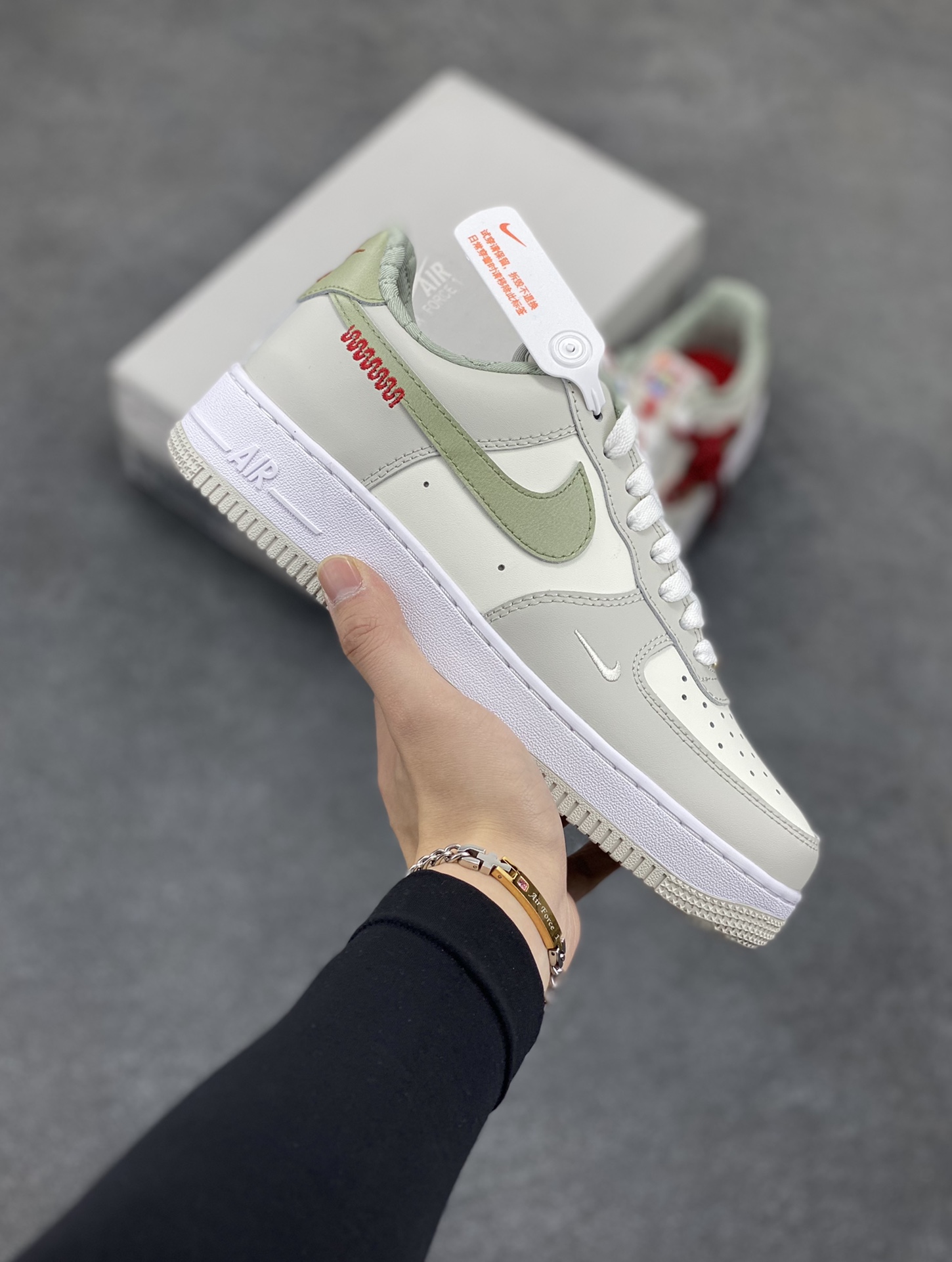 Air Force 1 Low 蛇年牛油果绿 原楦头原纸板 打造纯正空军版型 #专注外贸渠道 全掌内置蜂窝气垫 #原盒配件 原厂中底钢印、拉帮完美 货号:HV6000-131 尺码:35.5 36 36.5 37.5 38 38.5 39 40 40.5 41 42 42.5 43 44 44.5 45-选品中心