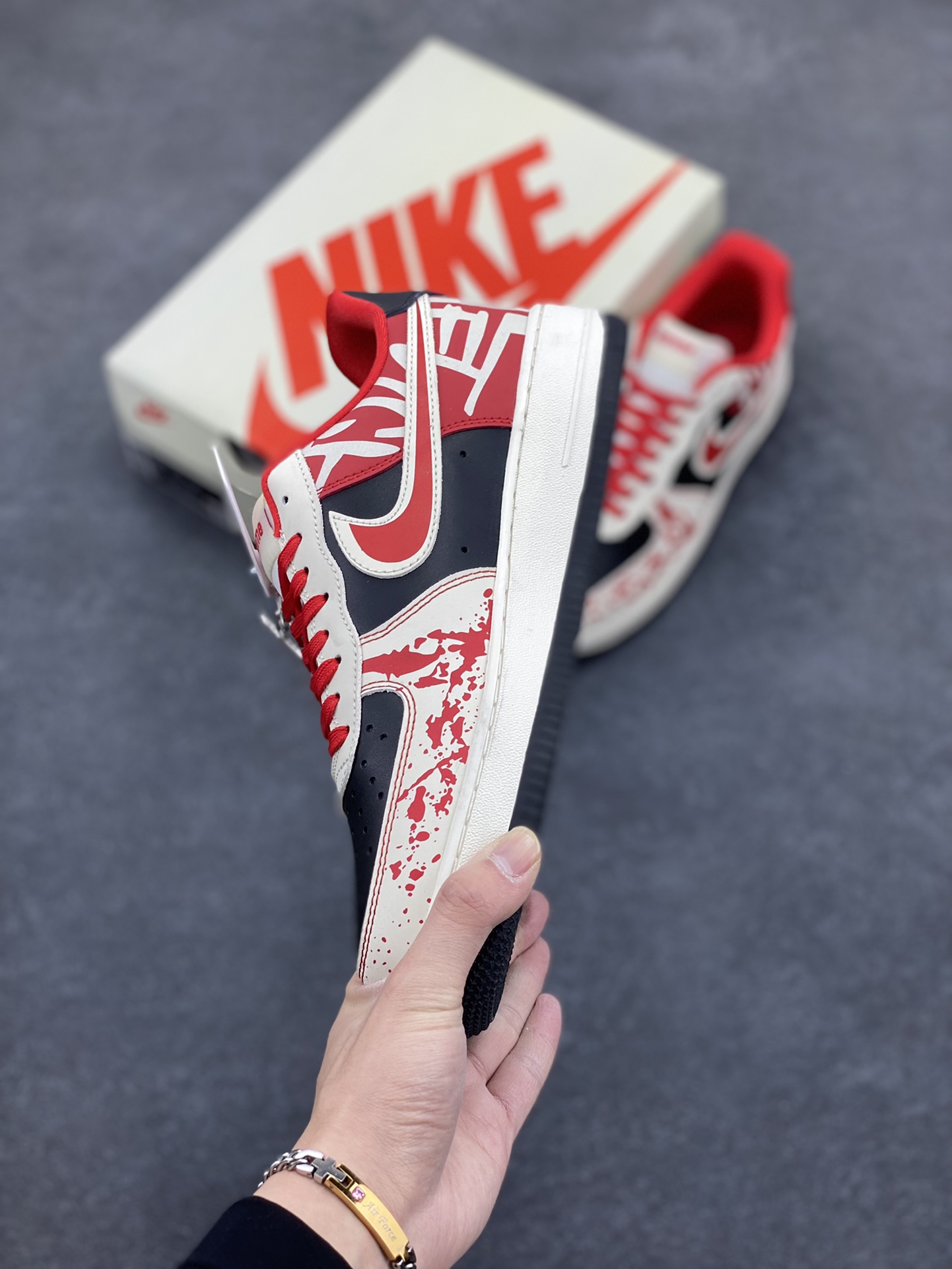 图片[3]-NIke Air Force 1 \’07 Low “第一现场”空军一号 低帮 运动鞋 休闲鞋 折边针车 工艺难度大 原楦头原纸板 原装鞋盒 定制五金配件 内置全掌气垫 原厂鞋底 货号：DF0188-020 尺码：36 36.5 37.5 38 38.5 39 40 40.5 41 42 42.5 43 44 44.5 45-选品中心