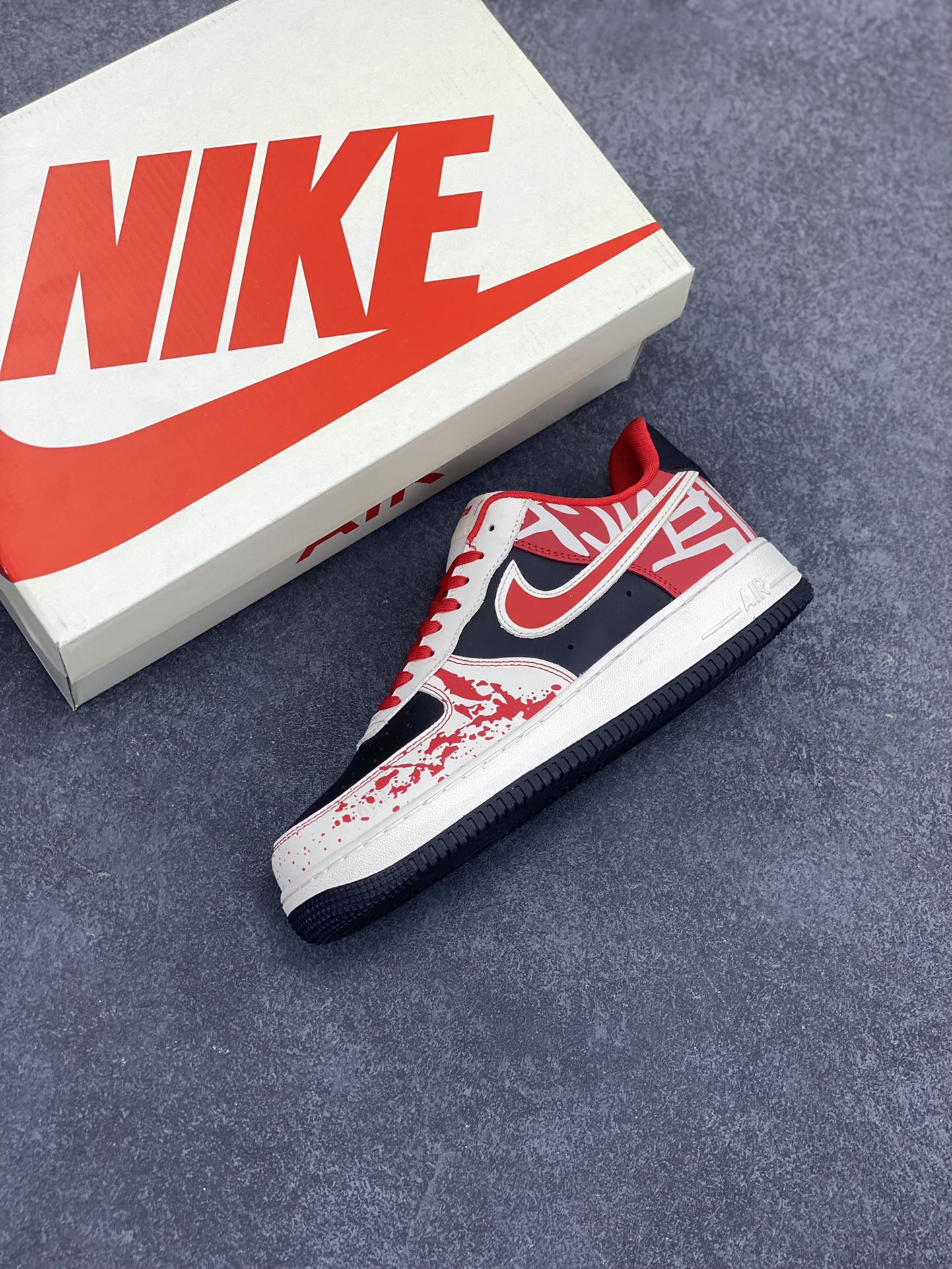 图片[7]-NIke Air Force 1 \’07 Low “第一现场”空军一号 低帮 运动鞋 休闲鞋 折边针车 工艺难度大 原楦头原纸板 原装鞋盒 定制五金配件 内置全掌气垫 原厂鞋底 货号：DF0188-020 尺码：36 36.5 37.5 38 38.5 39 40 40.5 41 42 42.5 43 44 44.5 45-选品中心