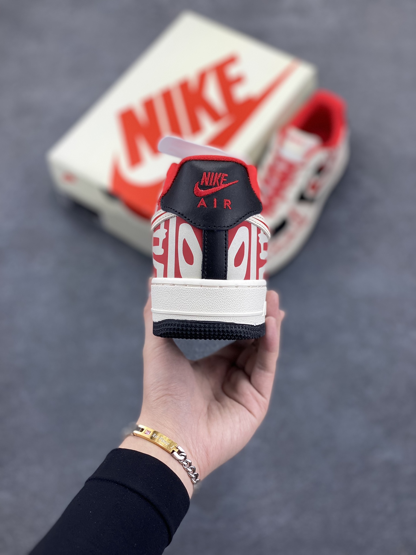 图片[4]-NIke Air Force 1 \’07 Low “第一现场”空军一号 低帮 运动鞋 休闲鞋 折边针车 工艺难度大 原楦头原纸板 原装鞋盒 定制五金配件 内置全掌气垫 原厂鞋底 货号：DF0188-020 尺码：36 36.5 37.5 38 38.5 39 40 40.5 41 42 42.5 43 44 44.5 45-选品中心
