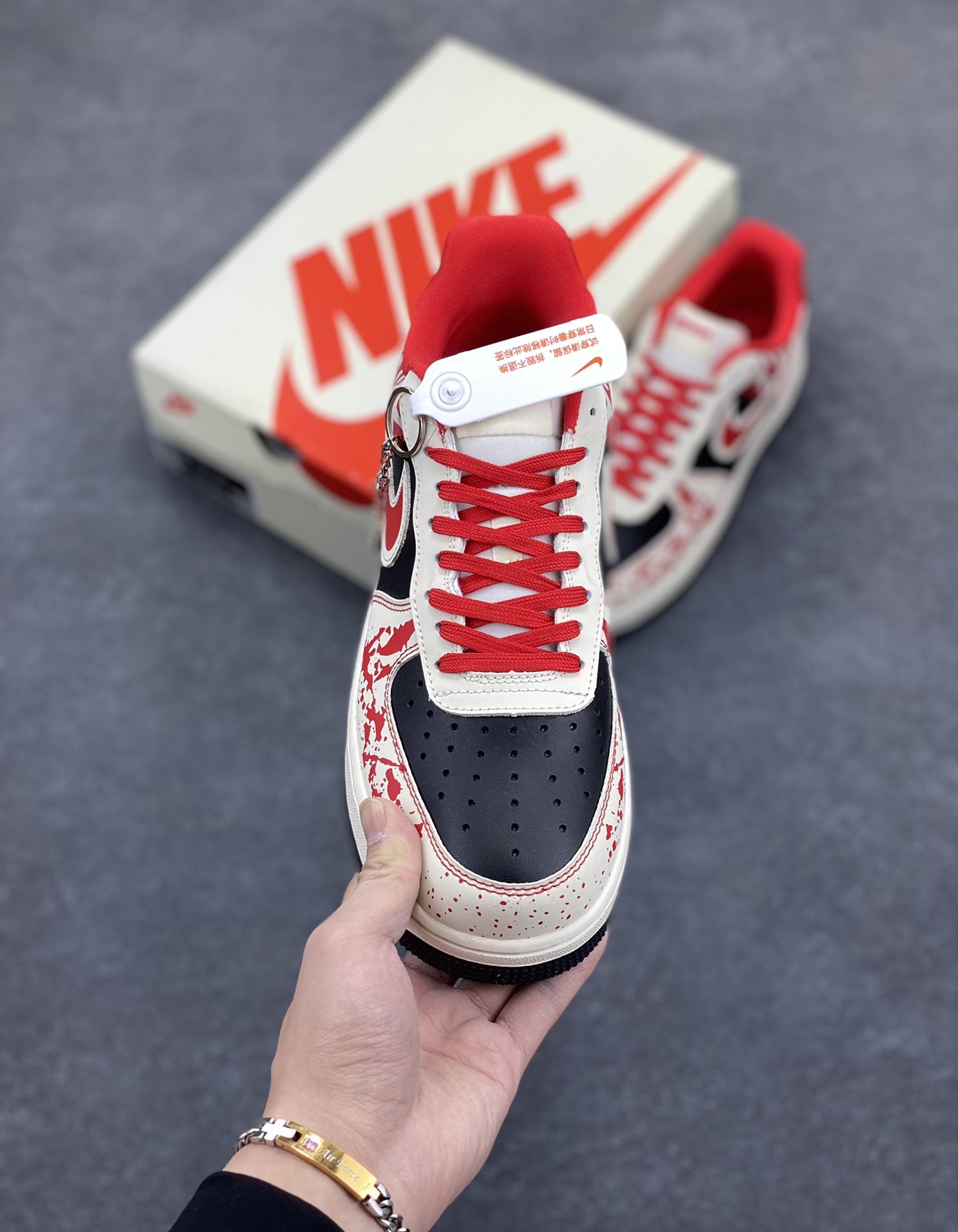图片[2]-NIke Air Force 1 \’07 Low “第一现场”空军一号 低帮 运动鞋 休闲鞋 折边针车 工艺难度大 原楦头原纸板 原装鞋盒 定制五金配件 内置全掌气垫 原厂鞋底 货号：DF0188-020 尺码：36 36.5 37.5 38 38.5 39 40 40.5 41 42 42.5 43 44 44.5 45-选品中心