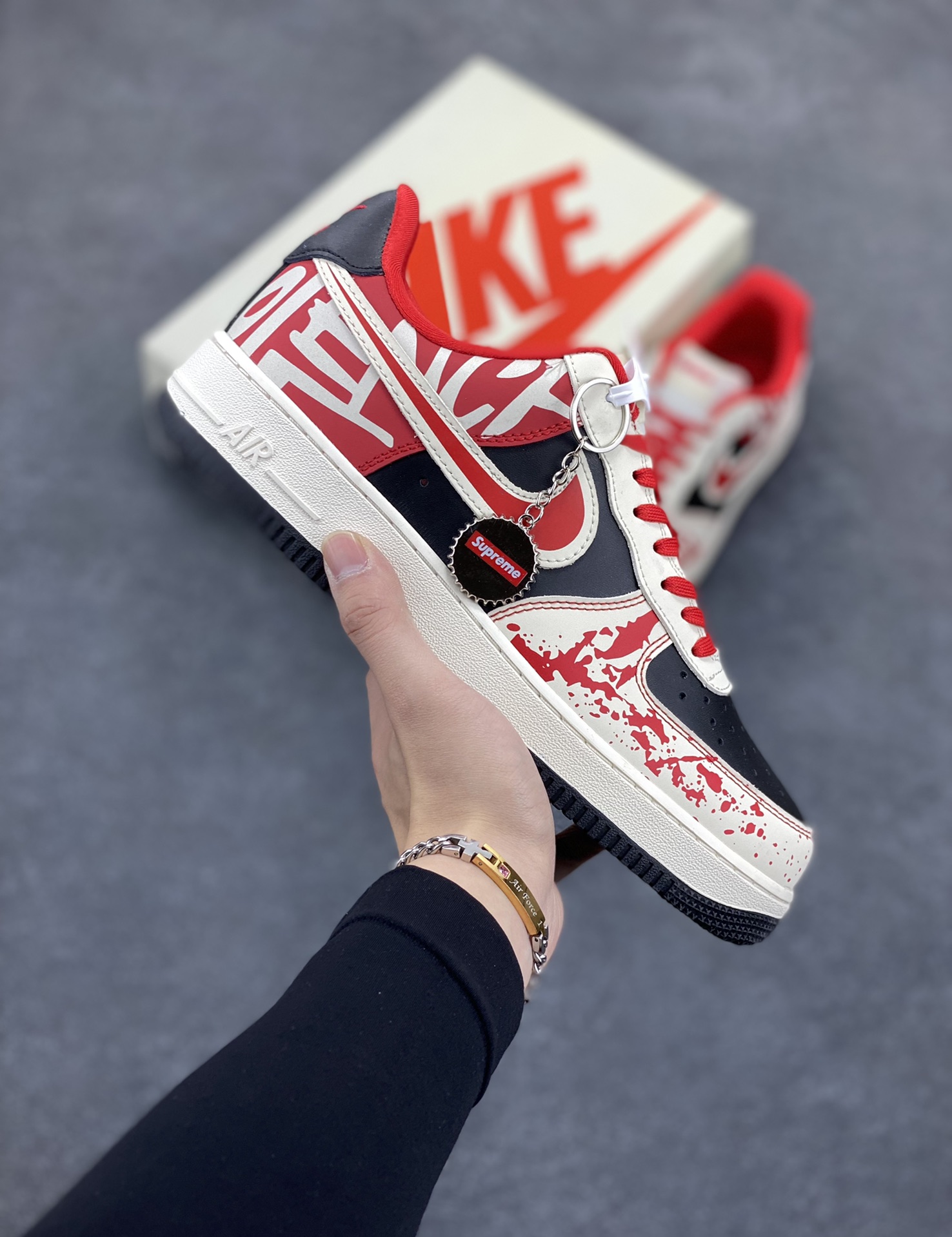 NIke Air Force 1 \’07 Low “第一现场”空军一号 低帮 运动鞋 休闲鞋 折边针车 工艺难度大 原楦头原纸板 原装鞋盒 定制五金配件 内置全掌气垫 原厂鞋底 货号:DF0188-020 尺码:36 36.5 37.5 38 38.5 39 40 40.5 41 42 42.5 43 44 44.5 45-选品中心