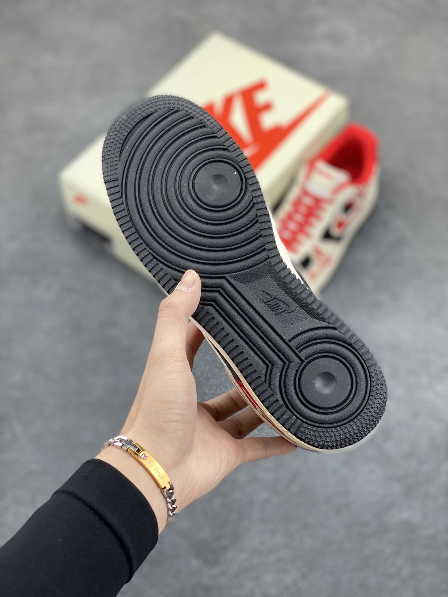 图片[5]-NIke Air Force 1 \’07 Low “第一现场”空军一号 低帮 运动鞋 休闲鞋 折边针车 工艺难度大 原楦头原纸板 原装鞋盒 定制五金配件 内置全掌气垫 原厂鞋底 货号：DF0188-020 尺码：36 36.5 37.5 38 38.5 39 40 40.5 41 42 42.5 43 44 44.5 45-选品中心