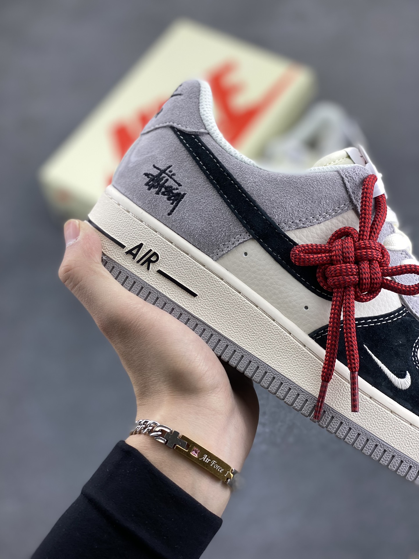 图片[6]-NIke Air Force 1 \’07 Low “斯图西联名——黑灰猪八拼接”空军一号 低帮 运动鞋 休闲鞋 折边针车 工艺难度大 原楦头原纸板 原装鞋盒 定制五金配件 内置全掌气垫 原厂鞋底 货号：XZ6188-363 尺码：36 36.5 37.5 38 38.5 39 40 40.5 41 42 42.5 43 44 44.5 45-选品中心