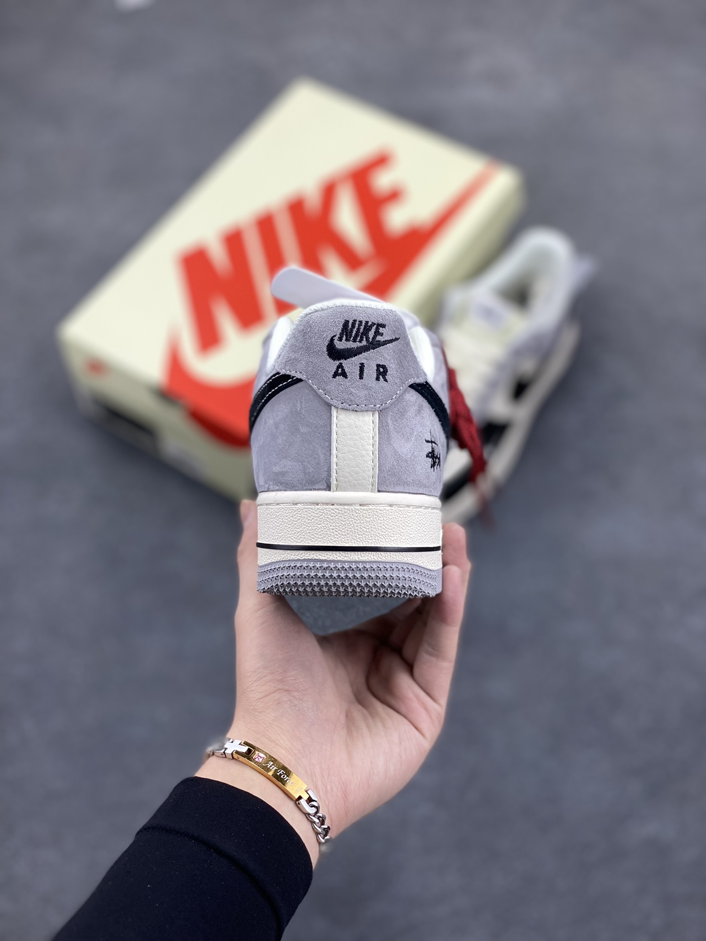 图片[4]-NIke Air Force 1 \’07 Low “斯图西联名——黑灰猪八拼接”空军一号 低帮 运动鞋 休闲鞋 折边针车 工艺难度大 原楦头原纸板 原装鞋盒 定制五金配件 内置全掌气垫 原厂鞋底 货号：XZ6188-363 尺码：36 36.5 37.5 38 38.5 39 40 40.5 41 42 42.5 43 44 44.5 45-选品中心