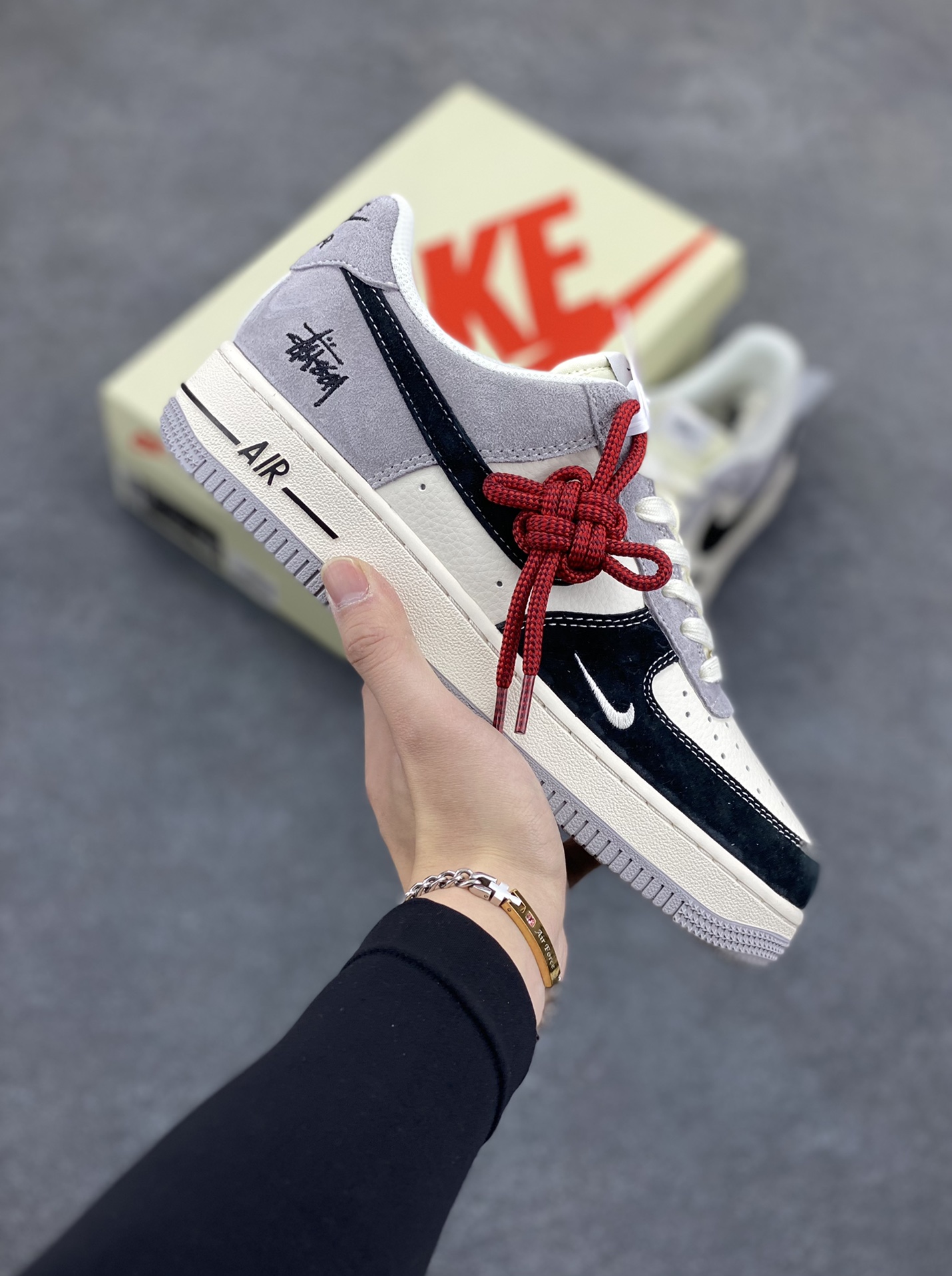 NIke Air Force 1 \'07 Low “斯图西联名——黑灰猪八拼接”空军一号 低帮 运动鞋 休闲鞋 折边针车 工艺难度大 原楦头原纸板 原装鞋盒 定制五金配件 内置全掌气垫 原厂鞋底 货号：XZ6188-363 尺码：36 36.5 37.5 38 38.5 39 40 40.5 41 42 42.5 43 44 44.5 45-选品中心