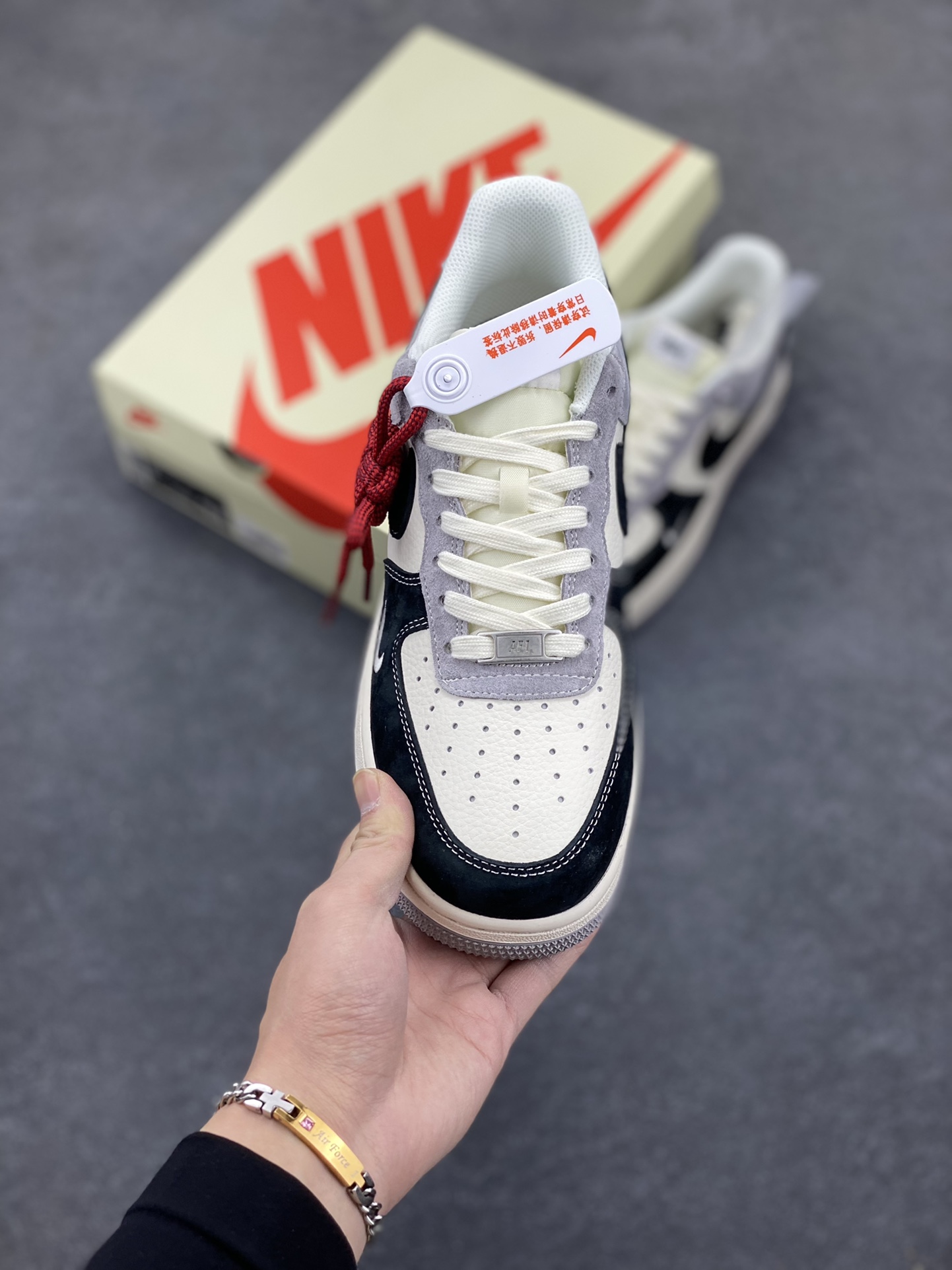 图片[2]-NIke Air Force 1 \’07 Low “斯图西联名——黑灰猪八拼接”空军一号 低帮 运动鞋 休闲鞋 折边针车 工艺难度大 原楦头原纸板 原装鞋盒 定制五金配件 内置全掌气垫 原厂鞋底 货号：XZ6188-363 尺码：36 36.5 37.5 38 38.5 39 40 40.5 41 42 42.5 43 44 44.5 45-选品中心