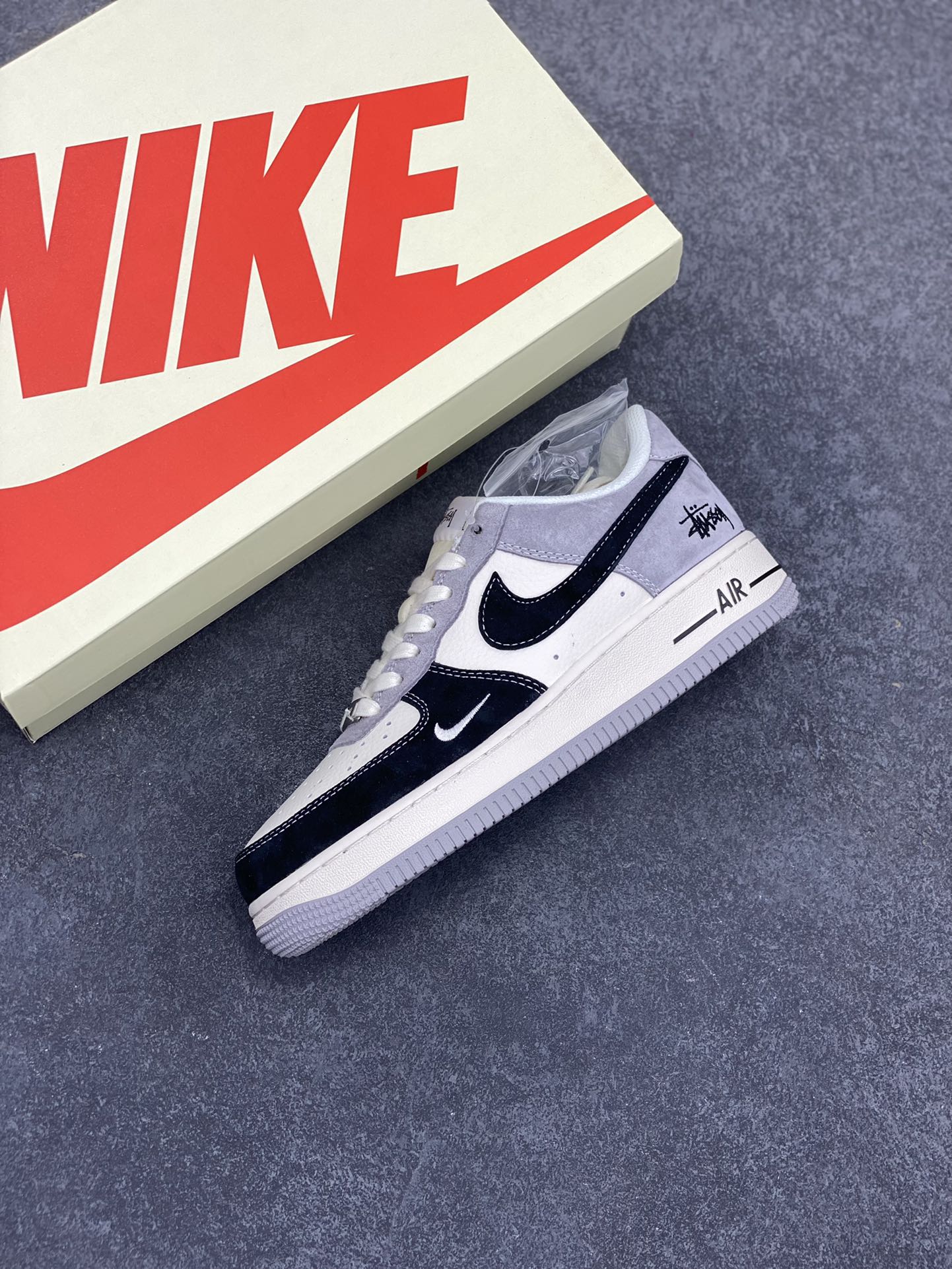 图片[7]-NIke Air Force 1 \’07 Low “斯图西联名——黑灰猪八拼接”空军一号 低帮 运动鞋 休闲鞋 折边针车 工艺难度大 原楦头原纸板 原装鞋盒 定制五金配件 内置全掌气垫 原厂鞋底 货号：XZ6188-363 尺码：36 36.5 37.5 38 38.5 39 40 40.5 41 42 42.5 43 44 44.5 45-选品中心