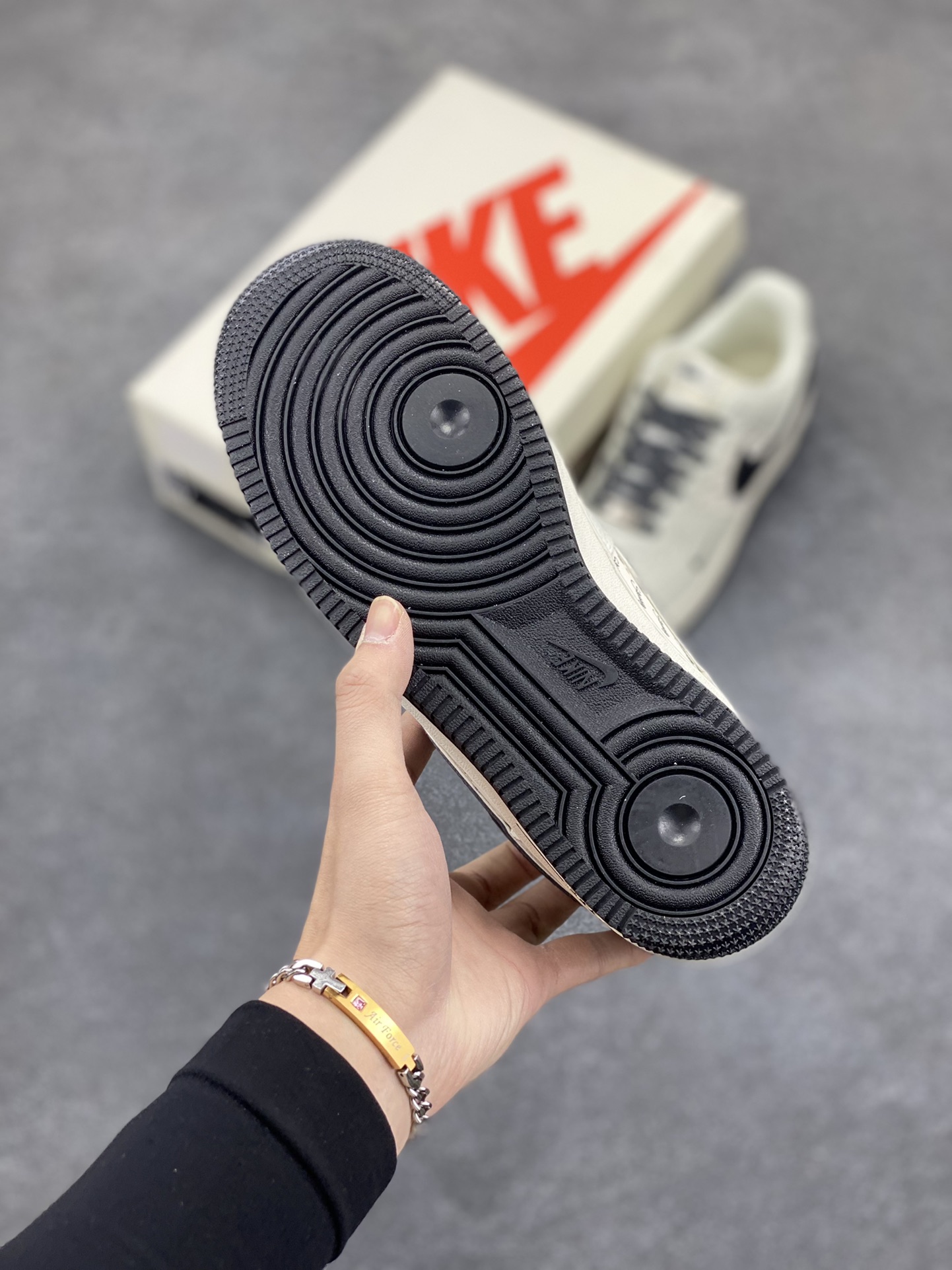 图片[5]-Nike Air Force 1 Low 空军一号低帮百搭休闲运动板鞋。柔软、弹性十足的缓震性能和出色的中底设计，横跨复古与现代的外型结合，造就出风靡全球三十多年的Force 1，直到今天还深受青睐。 货号：XZ3328-506 尺码：36 37.5 38 39 40 40.5 41 42 42.5 43 44 45-选品中心