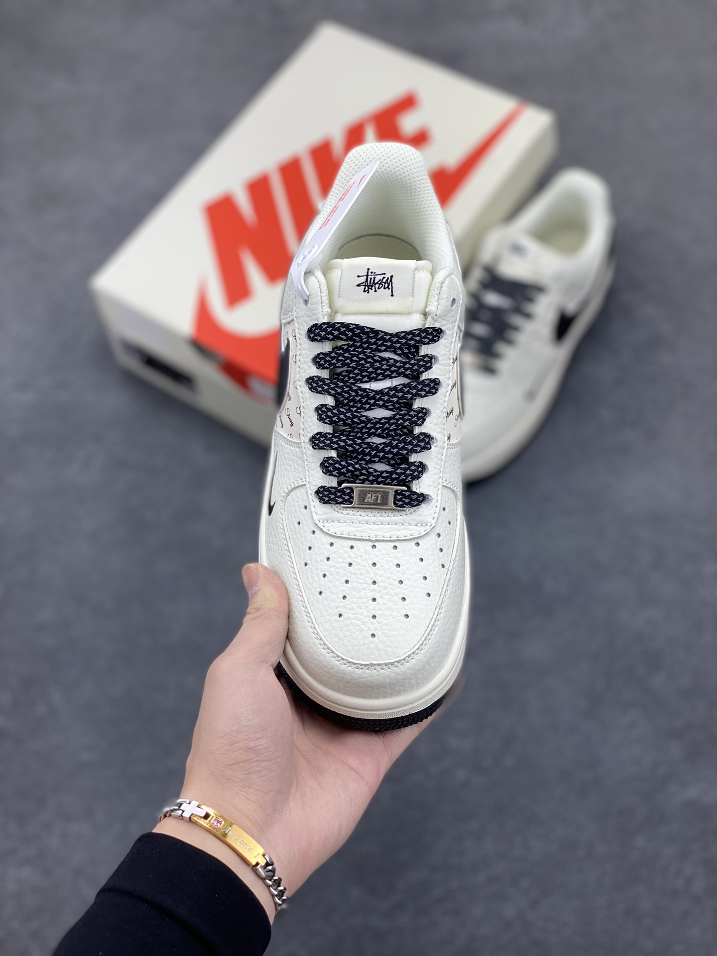 图片[2]-Nike Air Force 1 Low 空军一号低帮百搭休闲运动板鞋。柔软、弹性十足的缓震性能和出色的中底设计，横跨复古与现代的外型结合，造就出风靡全球三十多年的Force 1，直到今天还深受青睐。 货号：XZ3328-506 尺码：36 37.5 38 39 40 40.5 41 42 42.5 43 44 45-选品中心