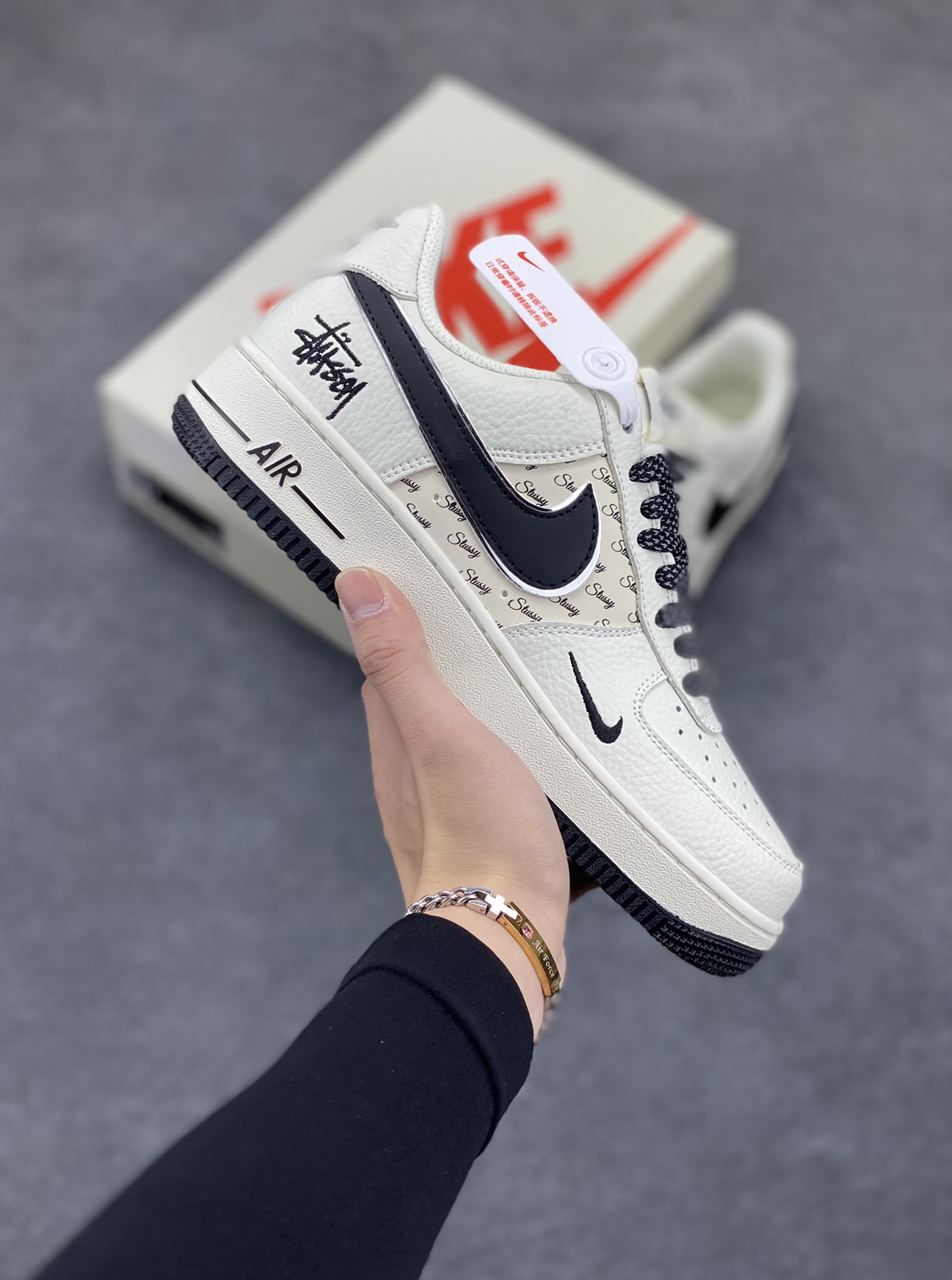 Nike Air Force 1 Low 空军一号低帮百搭休闲运动板鞋。柔软、弹性十足的缓震性能和出色的中底设计,横跨复古与现代的外型结合,造就出风靡全球三十多年的Force 1,直到今天还深受青睐。 货号:XZ3328-506 尺码:36 37.5 38 39 40 40.5 41 42 42.5 43 44 45-选品中心