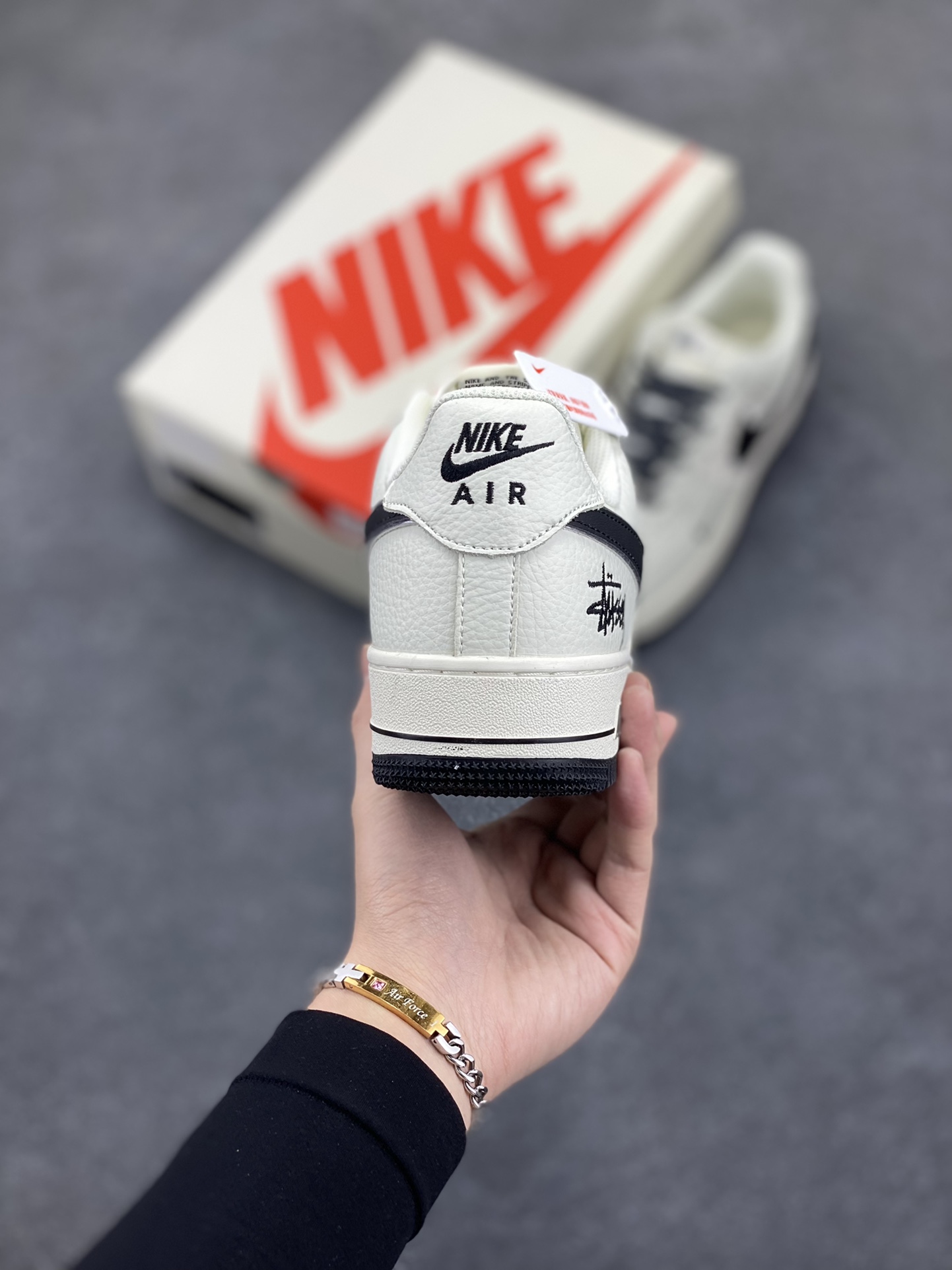 图片[4]-Nike Air Force 1 Low 空军一号低帮百搭休闲运动板鞋。柔软、弹性十足的缓震性能和出色的中底设计，横跨复古与现代的外型结合，造就出风靡全球三十多年的Force 1，直到今天还深受青睐。 货号：XZ3328-506 尺码：36 37.5 38 39 40 40.5 41 42 42.5 43 44 45-选品中心