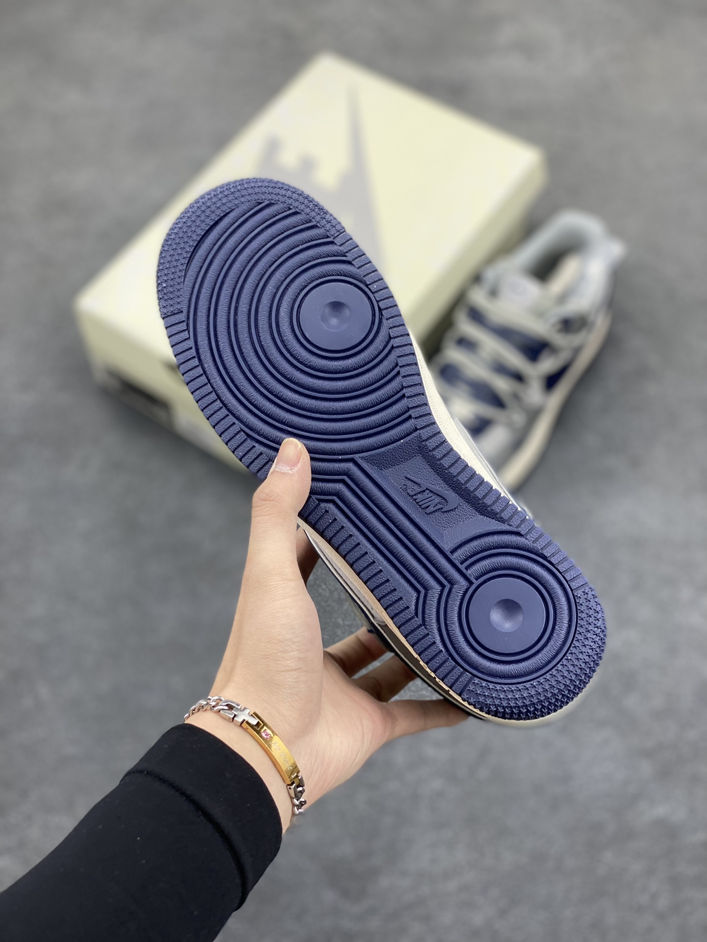 图片[5]-NIke Air Force 1 \’07 Low “闪电联名——水泥灰抽绳”空军一号 低帮 运动鞋 休闲鞋 折边针车 工艺难度大 原楦头原纸板 原装鞋盒 定制五金配件 内置全掌气垫 原厂鞋底 货号：SJ1198-111 尺码：36 36.5 37.5 38 38.5 39 40 40.5 41 42 42.5 43 44 44.5 45-选品中心