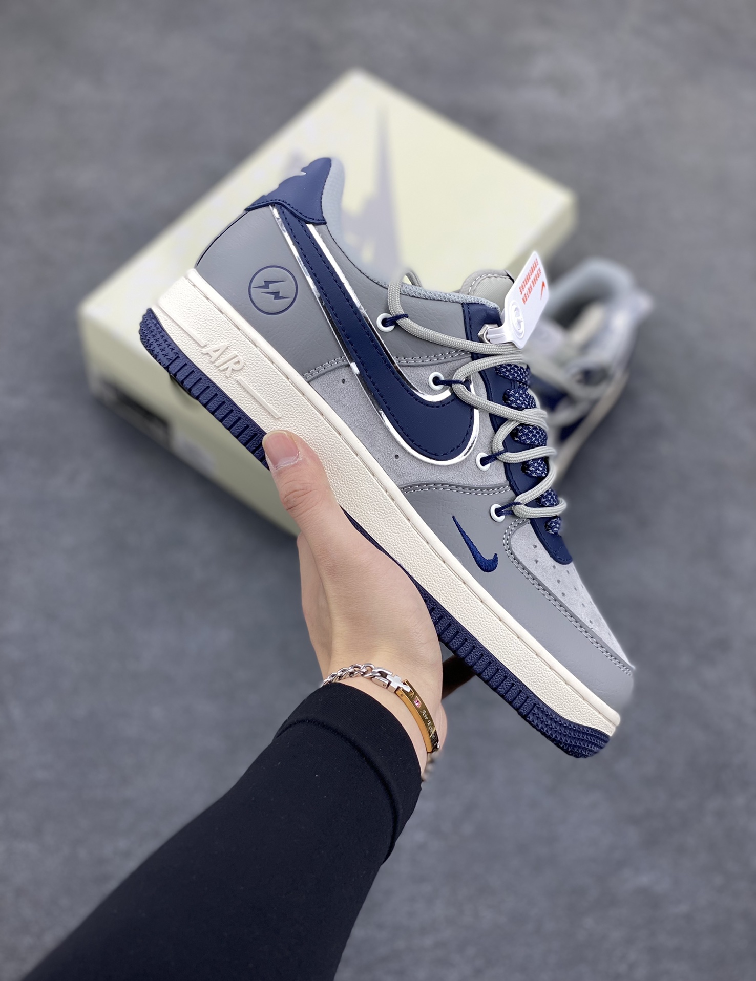 NIke Air Force 1 \’07 Low “闪电联名——水泥灰抽绳”空军一号 低帮 运动鞋 休闲鞋 折边针车 工艺难度大 原楦头原纸板 原装鞋盒 定制五金配件 内置全掌气垫 原厂鞋底 货号:SJ1198-111 尺码:36 36.5 37.5 38 38.5 39 40 40.5 41 42 42.5 43 44 44.5 45-选品中心