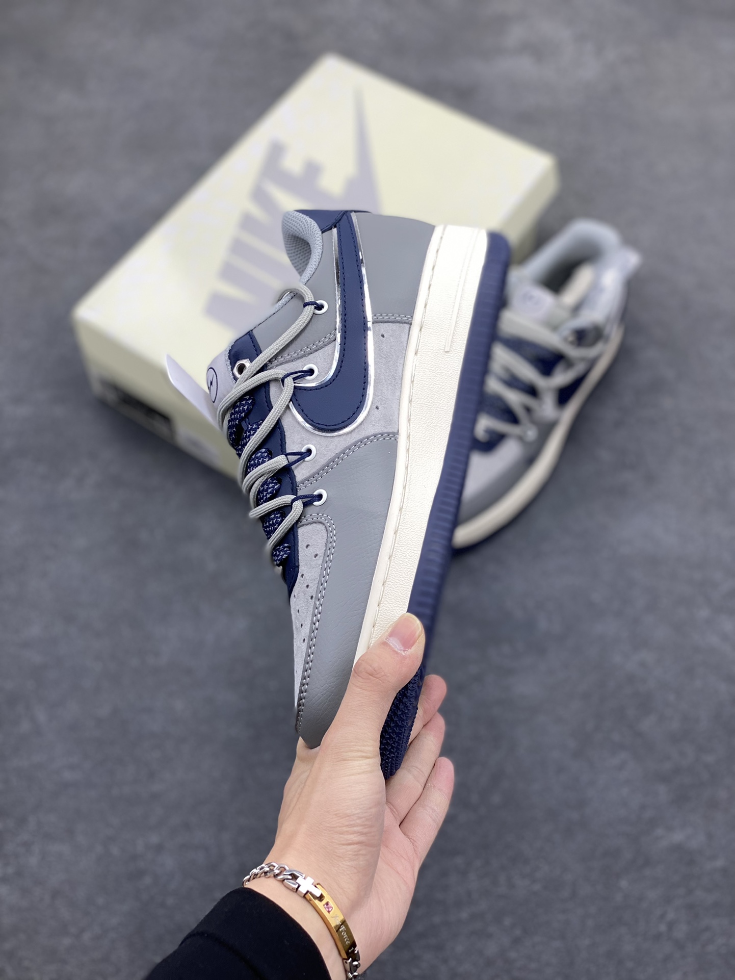 图片[3]-NIke Air Force 1 \’07 Low “闪电联名——水泥灰抽绳”空军一号 低帮 运动鞋 休闲鞋 折边针车 工艺难度大 原楦头原纸板 原装鞋盒 定制五金配件 内置全掌气垫 原厂鞋底 货号：SJ1198-111 尺码：36 36.5 37.5 38 38.5 39 40 40.5 41 42 42.5 43 44 44.5 45-选品中心