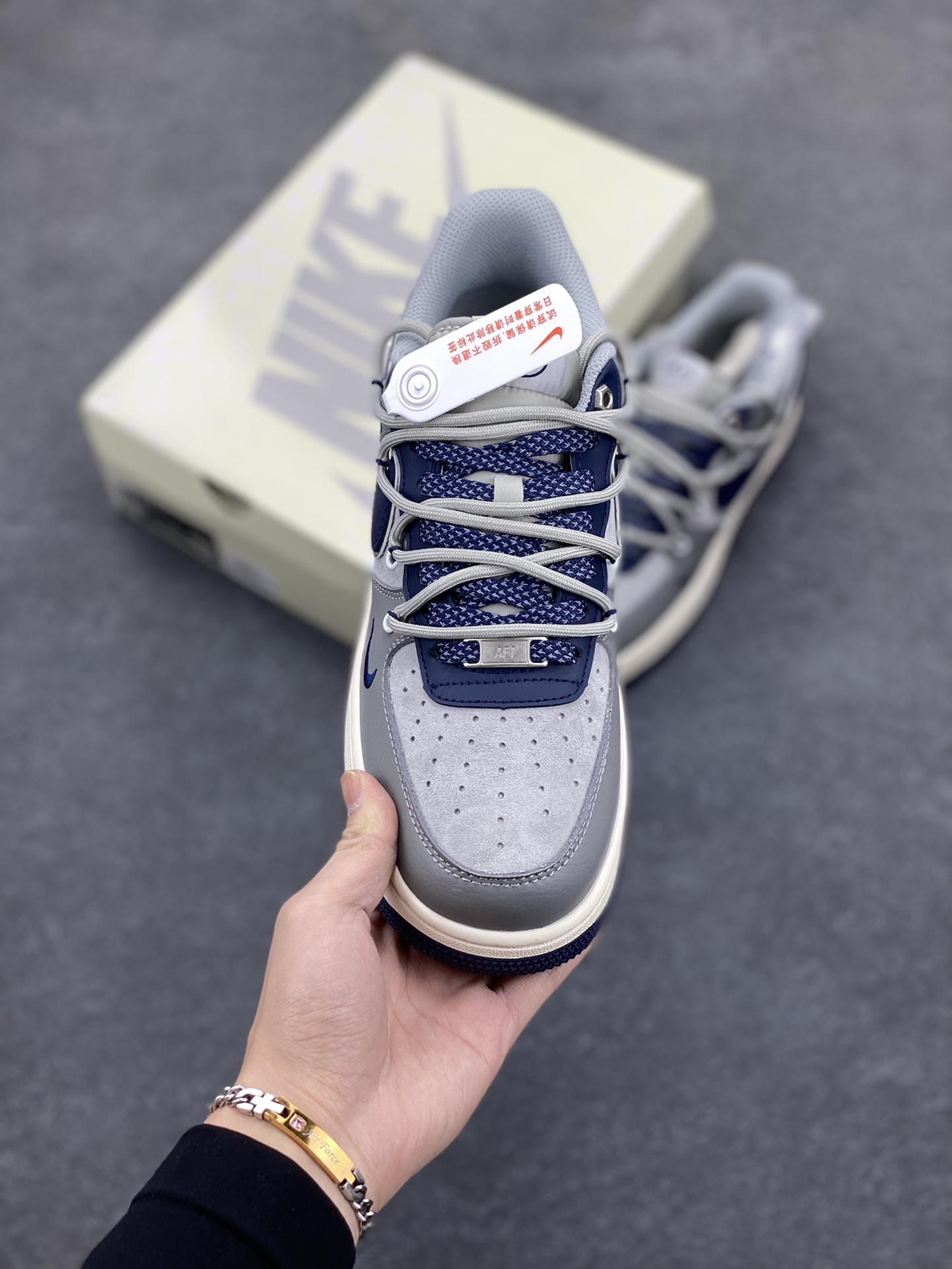 图片[2]-NIke Air Force 1 \’07 Low “闪电联名——水泥灰抽绳”空军一号 低帮 运动鞋 休闲鞋 折边针车 工艺难度大 原楦头原纸板 原装鞋盒 定制五金配件 内置全掌气垫 原厂鞋底 货号：SJ1198-111 尺码：36 36.5 37.5 38 38.5 39 40 40.5 41 42 42.5 43 44 44.5 45-选品中心