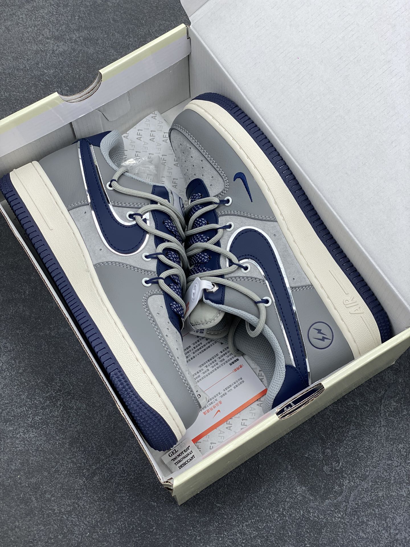 图片[9]-NIke Air Force 1 \’07 Low “闪电联名——水泥灰抽绳”空军一号 低帮 运动鞋 休闲鞋 折边针车 工艺难度大 原楦头原纸板 原装鞋盒 定制五金配件 内置全掌气垫 原厂鞋底 货号：SJ1198-111 尺码：36 36.5 37.5 38 38.5 39 40 40.5 41 42 42.5 43 44 44.5 45-选品中心