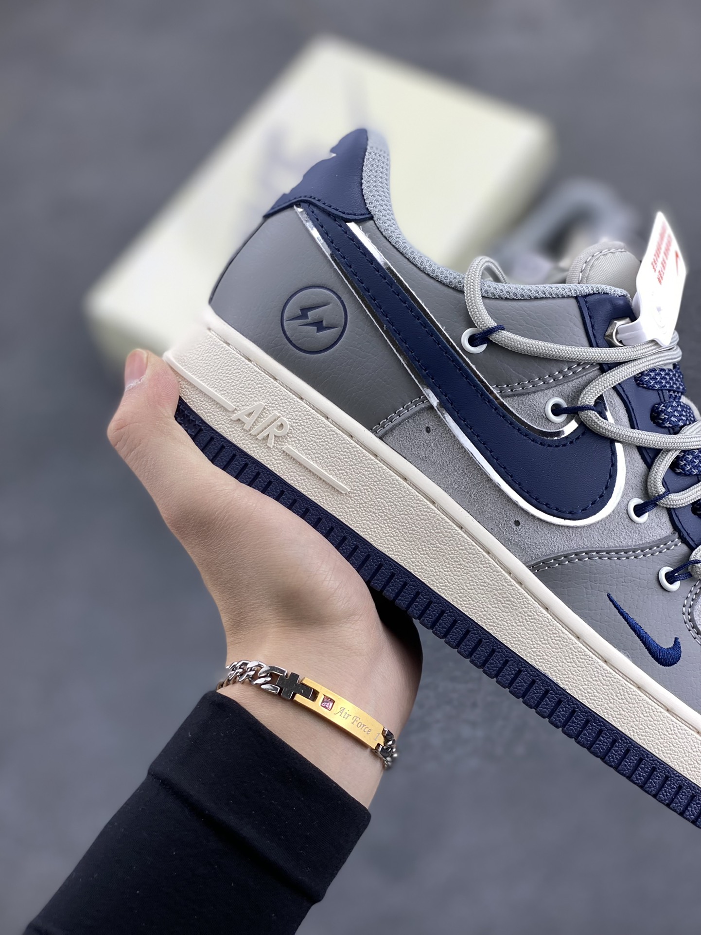 图片[6]-NIke Air Force 1 \’07 Low “闪电联名——水泥灰抽绳”空军一号 低帮 运动鞋 休闲鞋 折边针车 工艺难度大 原楦头原纸板 原装鞋盒 定制五金配件 内置全掌气垫 原厂鞋底 货号：SJ1198-111 尺码：36 36.5 37.5 38 38.5 39 40 40.5 41 42 42.5 43 44 44.5 45-选品中心