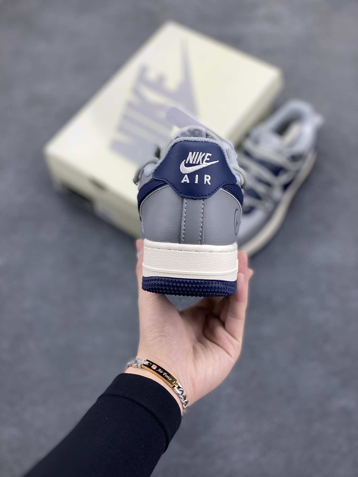 图片[4]-NIke Air Force 1 \’07 Low “闪电联名——水泥灰抽绳”空军一号 低帮 运动鞋 休闲鞋 折边针车 工艺难度大 原楦头原纸板 原装鞋盒 定制五金配件 内置全掌气垫 原厂鞋底 货号：SJ1198-111 尺码：36 36.5 37.5 38 38.5 39 40 40.5 41 42 42.5 43 44 44.5 45-选品中心