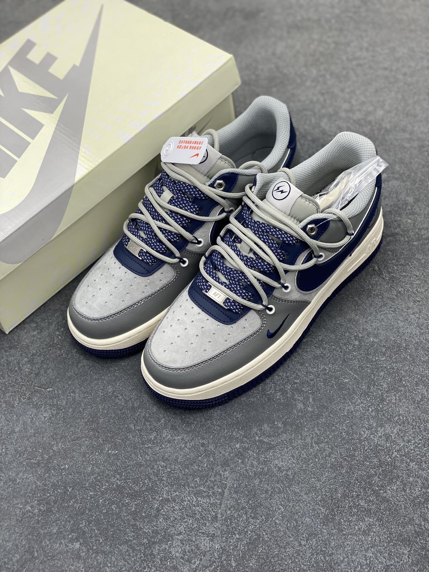 图片[8]-NIke Air Force 1 \’07 Low “闪电联名——水泥灰抽绳”空军一号 低帮 运动鞋 休闲鞋 折边针车 工艺难度大 原楦头原纸板 原装鞋盒 定制五金配件 内置全掌气垫 原厂鞋底 货号：SJ1198-111 尺码：36 36.5 37.5 38 38.5 39 40 40.5 41 42 42.5 43 44 44.5 45-选品中心