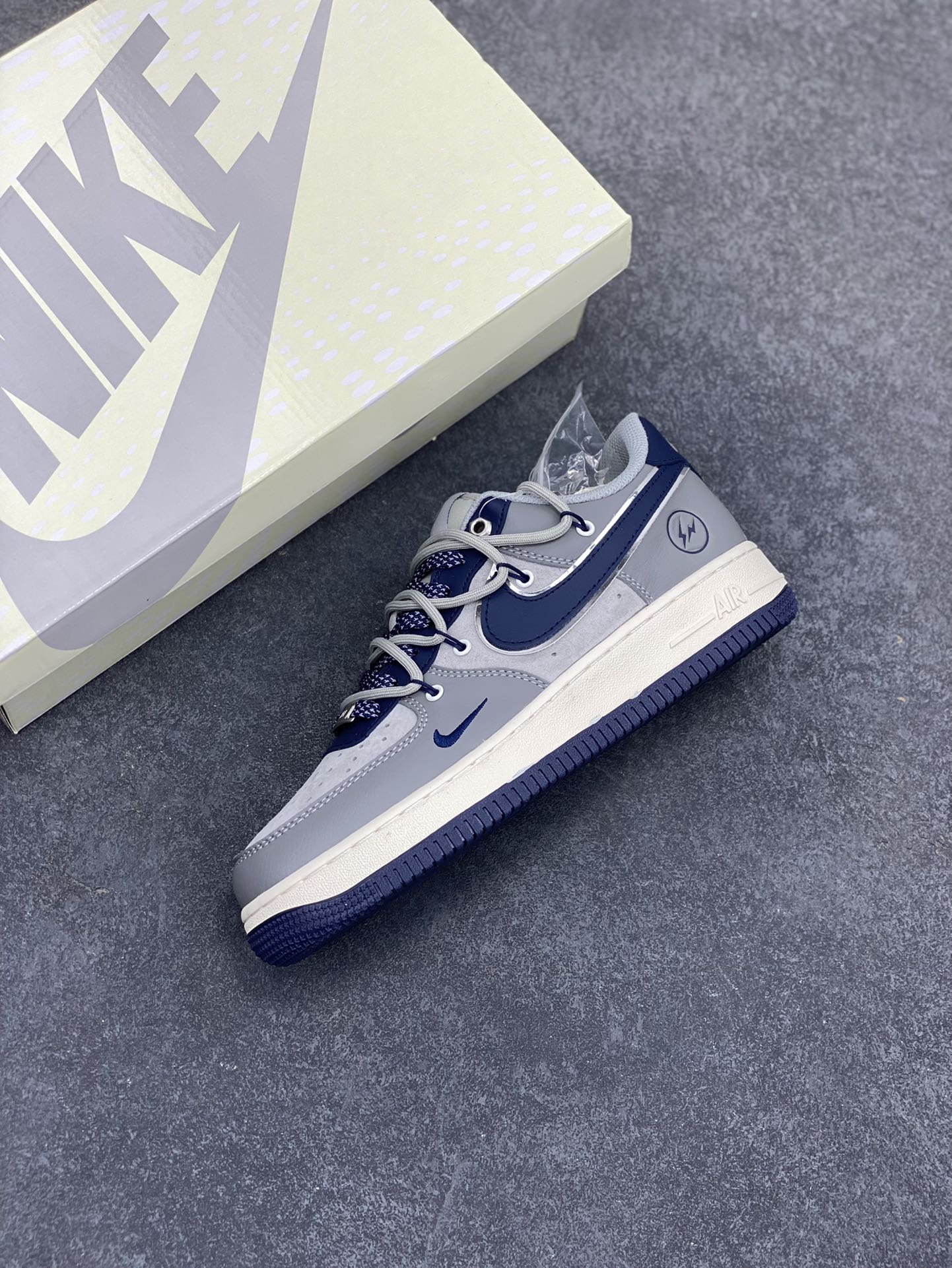 图片[7]-NIke Air Force 1 \’07 Low “闪电联名——水泥灰抽绳”空军一号 低帮 运动鞋 休闲鞋 折边针车 工艺难度大 原楦头原纸板 原装鞋盒 定制五金配件 内置全掌气垫 原厂鞋底 货号：SJ1198-111 尺码：36 36.5 37.5 38 38.5 39 40 40.5 41 42 42.5 43 44 44.5 45-选品中心