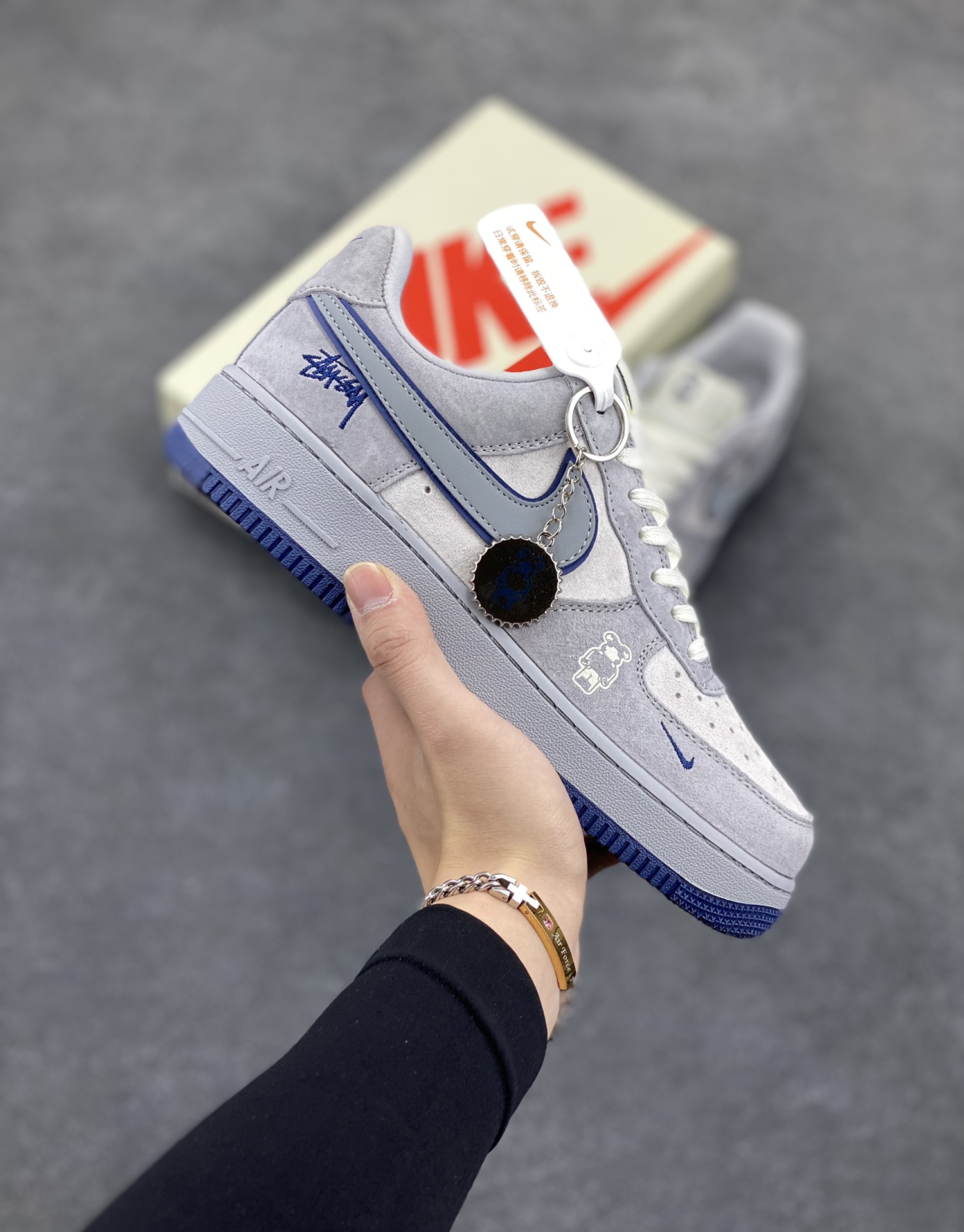 NIke Air Force 1 \’07 Low “斯图西联名——灰蓝猪八暴力熊”空军一号 低帮 运动鞋 休闲鞋 折边针车 工艺难度大 原楦头原纸板 原装鞋盒 定制五金配件 内置全掌气垫 原厂鞋底 货号：DF0188-017 尺码：36 36.5 37.5 38 38.5 39 40 40.5 41 42 42.5 43 44 44.5 45-选品中心