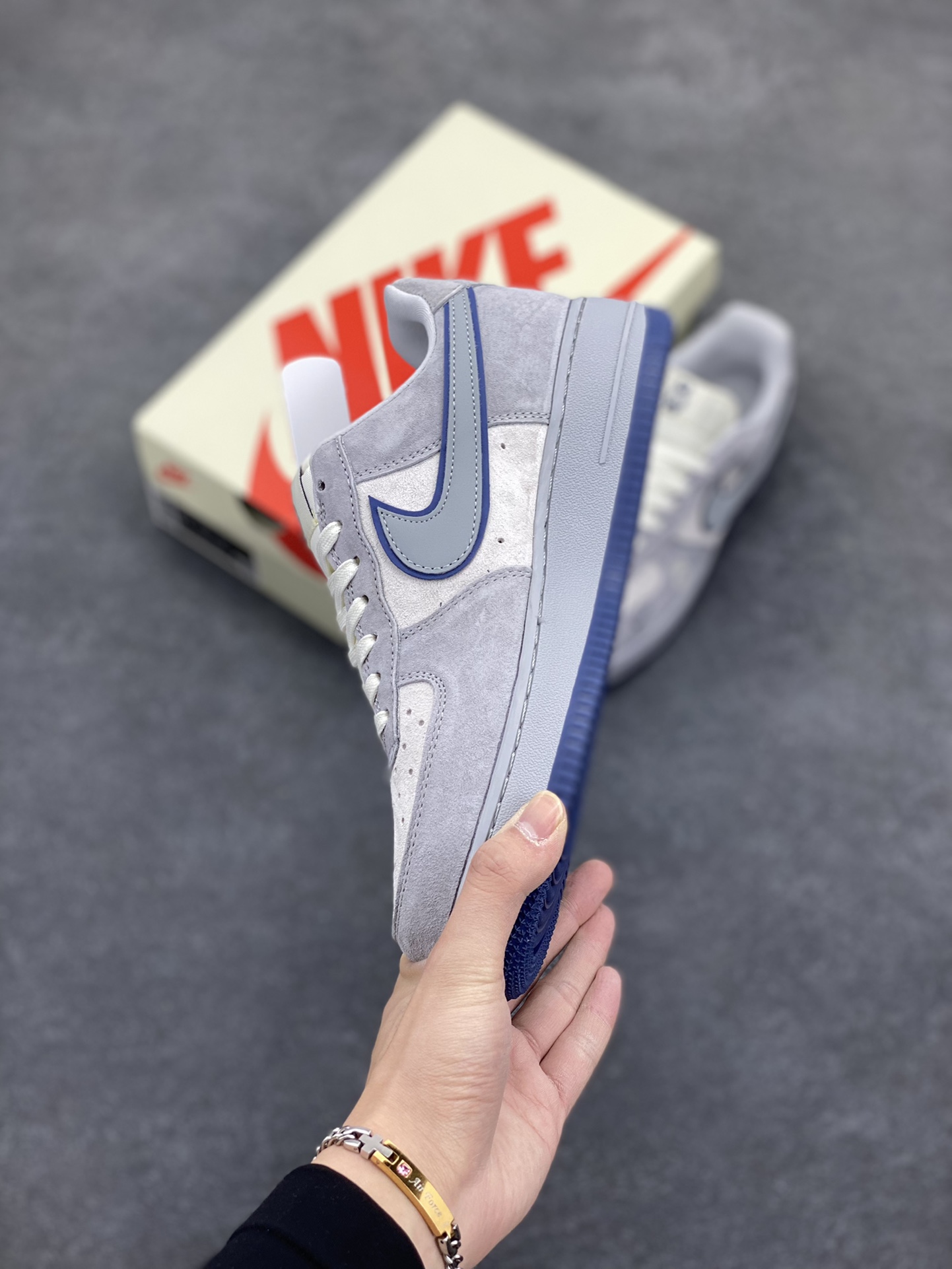 图片[3]-NIke Air Force 1 \’07 Low “斯图西联名——灰蓝猪八暴力熊”空军一号 低帮 运动鞋 休闲鞋 折边针车 工艺难度大 原楦头原纸板 原装鞋盒 定制五金配件 内置全掌气垫 原厂鞋底 货号：DF0188-017 尺码：36 36.5 37.5 38 38.5 39 40 40.5 41 42 42.5 43 44 44.5 45-选品中心