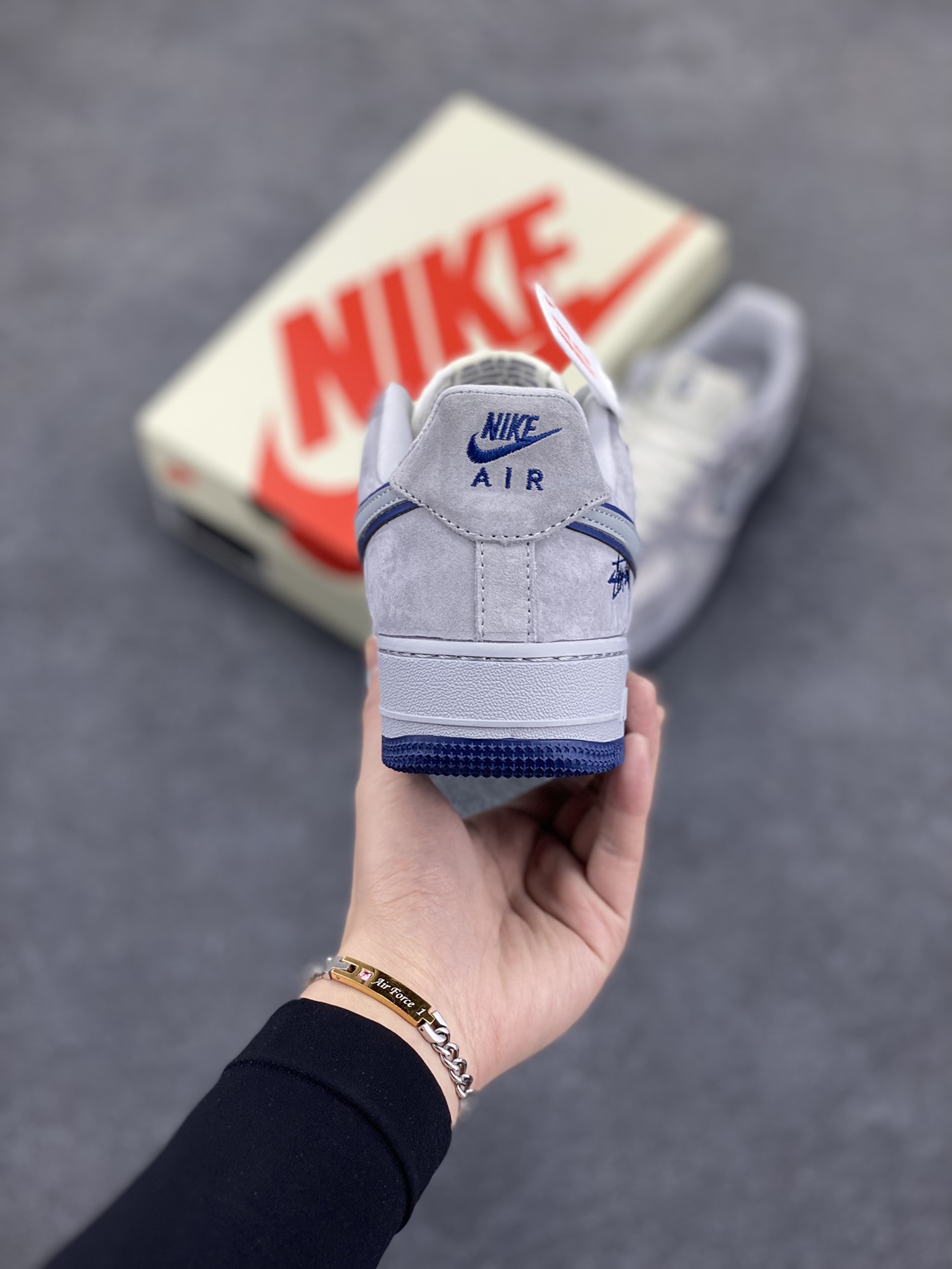 图片[4]-NIke Air Force 1 \’07 Low “斯图西联名——灰蓝猪八暴力熊”空军一号 低帮 运动鞋 休闲鞋 折边针车 工艺难度大 原楦头原纸板 原装鞋盒 定制五金配件 内置全掌气垫 原厂鞋底 货号：DF0188-017 尺码：36 36.5 37.5 38 38.5 39 40 40.5 41 42 42.5 43 44 44.5 45-选品中心