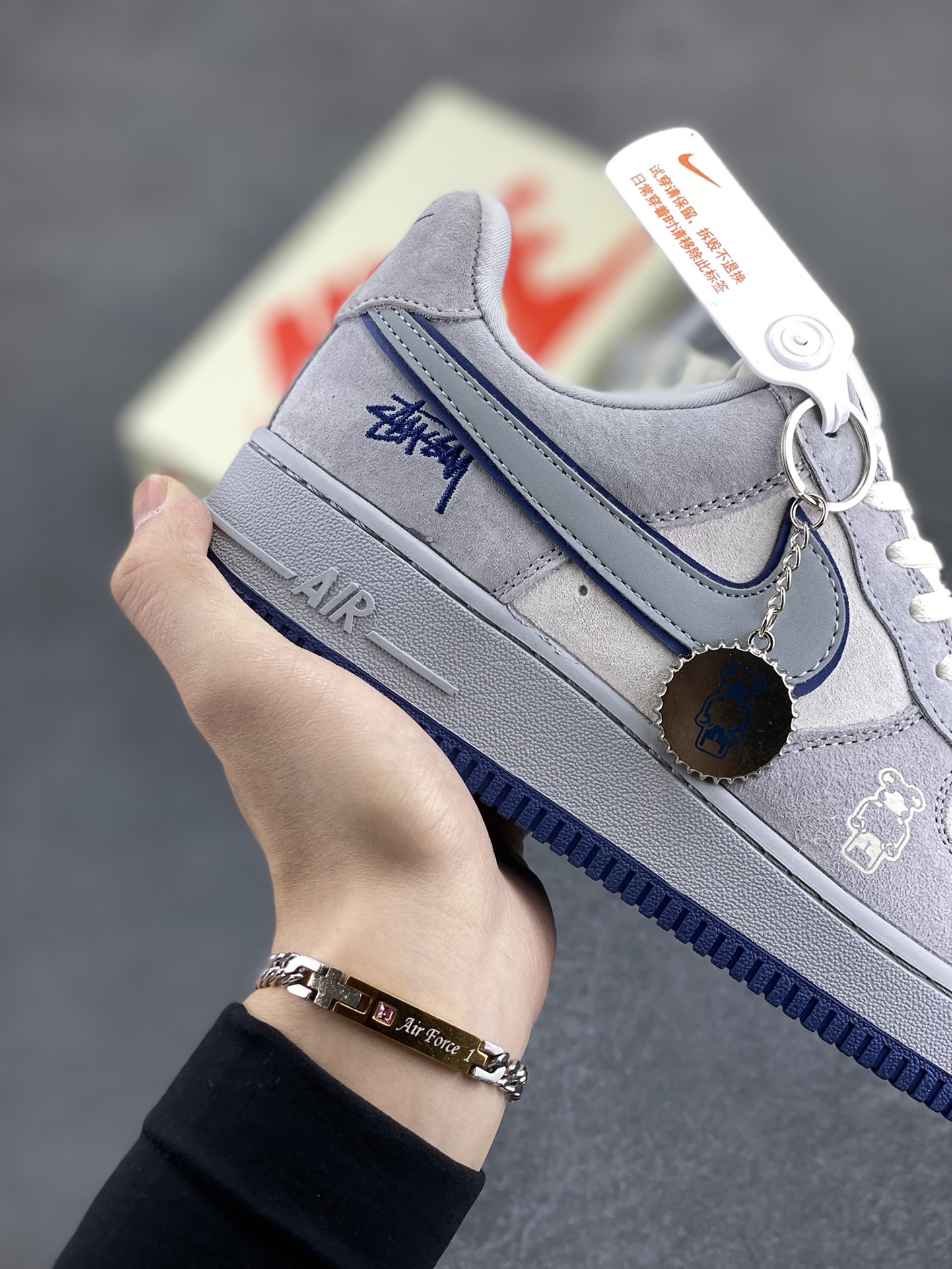 图片[6]-NIke Air Force 1 \’07 Low “斯图西联名——灰蓝猪八暴力熊”空军一号 低帮 运动鞋 休闲鞋 折边针车 工艺难度大 原楦头原纸板 原装鞋盒 定制五金配件 内置全掌气垫 原厂鞋底 货号：DF0188-017 尺码：36 36.5 37.5 38 38.5 39 40 40.5 41 42 42.5 43 44 44.5 45-选品中心