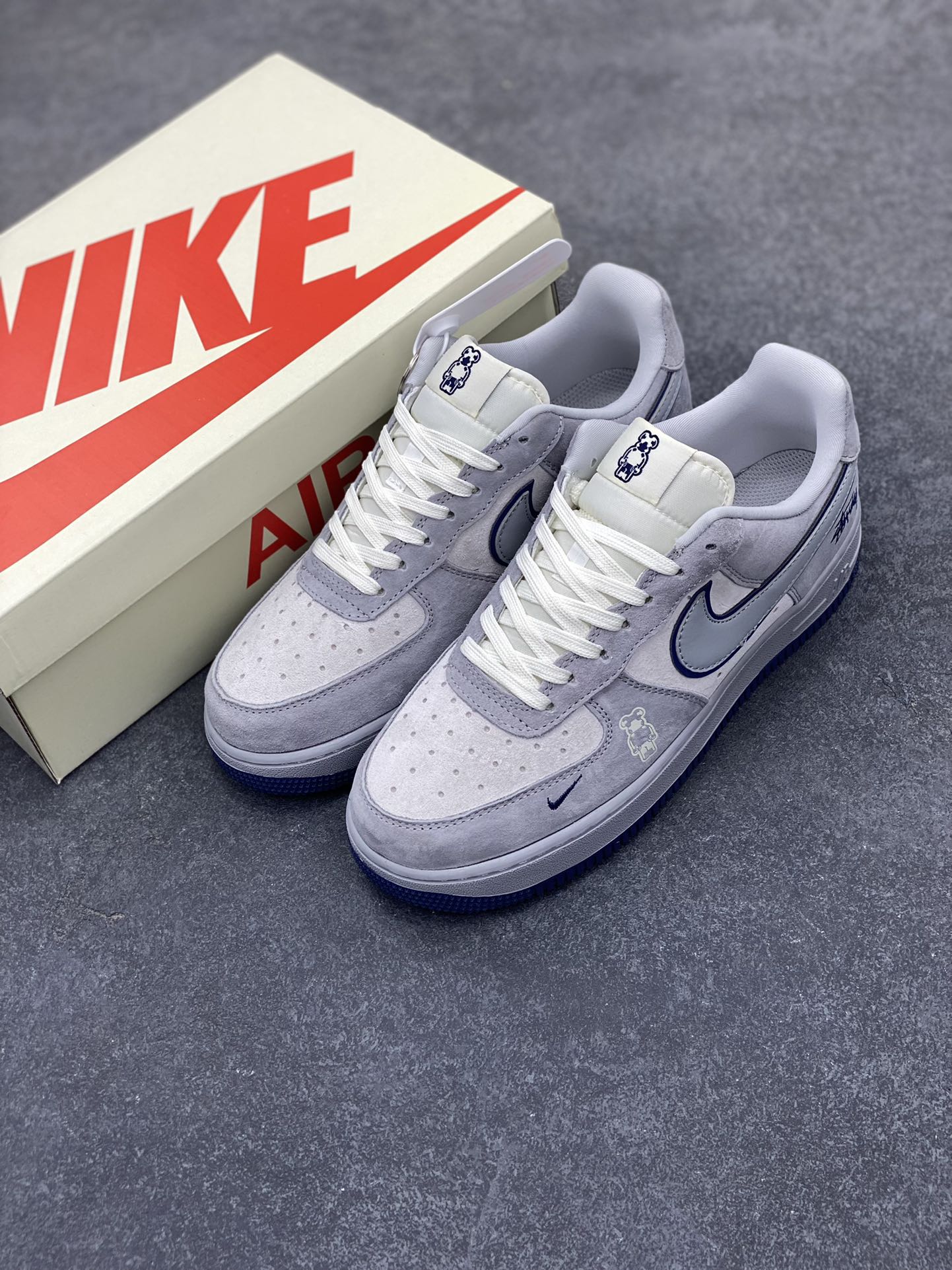 图片[8]-NIke Air Force 1 \’07 Low “斯图西联名——灰蓝猪八暴力熊”空军一号 低帮 运动鞋 休闲鞋 折边针车 工艺难度大 原楦头原纸板 原装鞋盒 定制五金配件 内置全掌气垫 原厂鞋底 货号：DF0188-017 尺码：36 36.5 37.5 38 38.5 39 40 40.5 41 42 42.5 43 44 44.5 45-选品中心