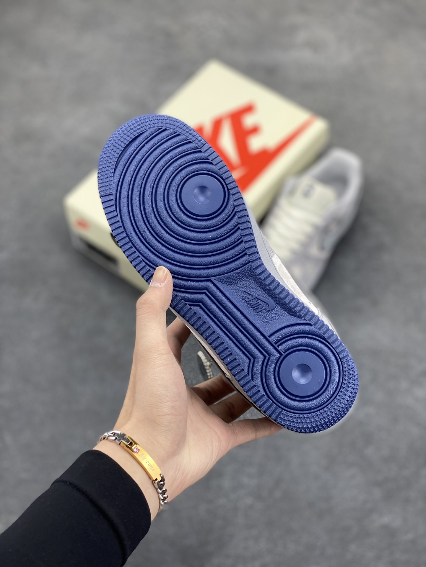 图片[5]-NIke Air Force 1 \’07 Low “斯图西联名——灰蓝猪八暴力熊”空军一号 低帮 运动鞋 休闲鞋 折边针车 工艺难度大 原楦头原纸板 原装鞋盒 定制五金配件 内置全掌气垫 原厂鞋底 货号：DF0188-017 尺码：36 36.5 37.5 38 38.5 39 40 40.5 41 42 42.5 43 44 44.5 45-选品中心