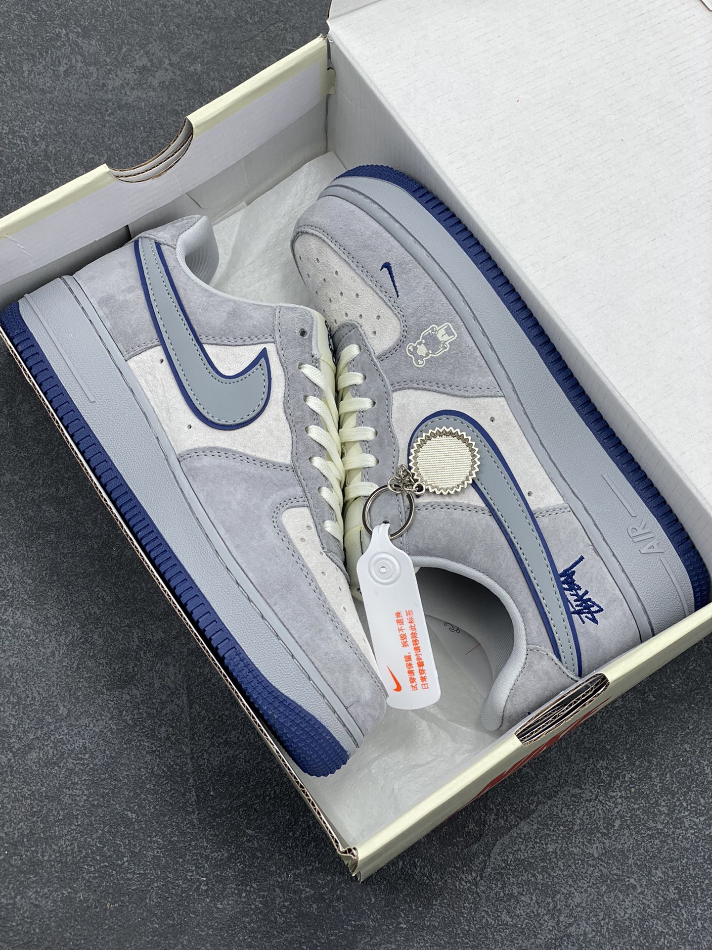 图片[9]-NIke Air Force 1 \’07 Low “斯图西联名——灰蓝猪八暴力熊”空军一号 低帮 运动鞋 休闲鞋 折边针车 工艺难度大 原楦头原纸板 原装鞋盒 定制五金配件 内置全掌气垫 原厂鞋底 货号：DF0188-017 尺码：36 36.5 37.5 38 38.5 39 40 40.5 41 42 42.5 43 44 44.5 45-选品中心