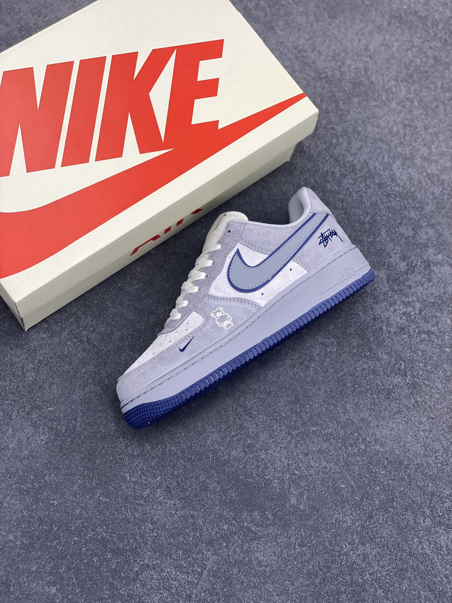 图片[7]-NIke Air Force 1 \’07 Low “斯图西联名——灰蓝猪八暴力熊”空军一号 低帮 运动鞋 休闲鞋 折边针车 工艺难度大 原楦头原纸板 原装鞋盒 定制五金配件 内置全掌气垫 原厂鞋底 货号：DF0188-017 尺码：36 36.5 37.5 38 38.5 39 40 40.5 41 42 42.5 43 44 44.5 45-选品中心