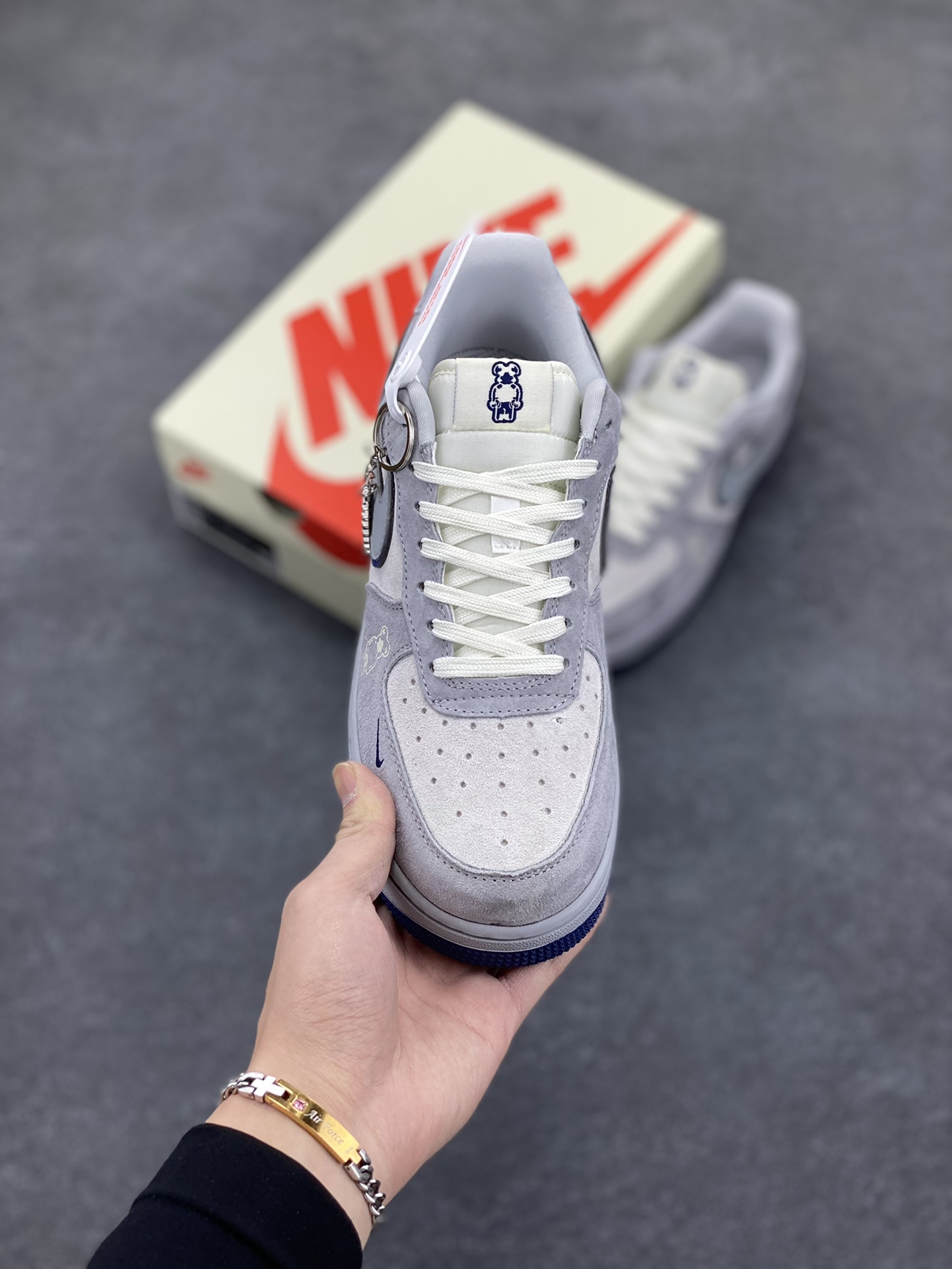 图片[2]-NIke Air Force 1 \’07 Low “斯图西联名——灰蓝猪八暴力熊”空军一号 低帮 运动鞋 休闲鞋 折边针车 工艺难度大 原楦头原纸板 原装鞋盒 定制五金配件 内置全掌气垫 原厂鞋底 货号：DF0188-017 尺码：36 36.5 37.5 38 38.5 39 40 40.5 41 42 42.5 43 44 44.5 45-选品中心