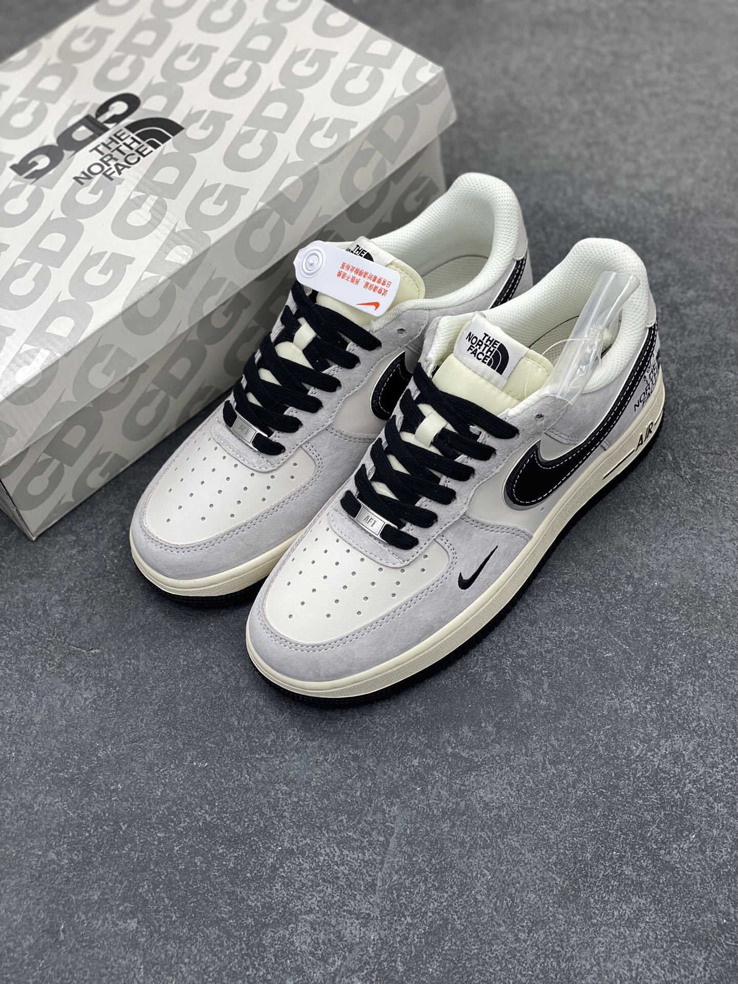 图片[8]-NIke Air Force 1 \’07 Low “北面联名——米灰碳黑勾”空军一号 低帮 运动鞋 休闲鞋 折边针车 工艺难度大 原楦头原纸板 原装鞋盒 定制五金配件 内置全掌气垫 原厂鞋底 货号：XZ6188-916 尺码：36 36.5 37.5 38 38.5 39 40 40.5 41 42 42.5 43 44 44.5 45-选品中心