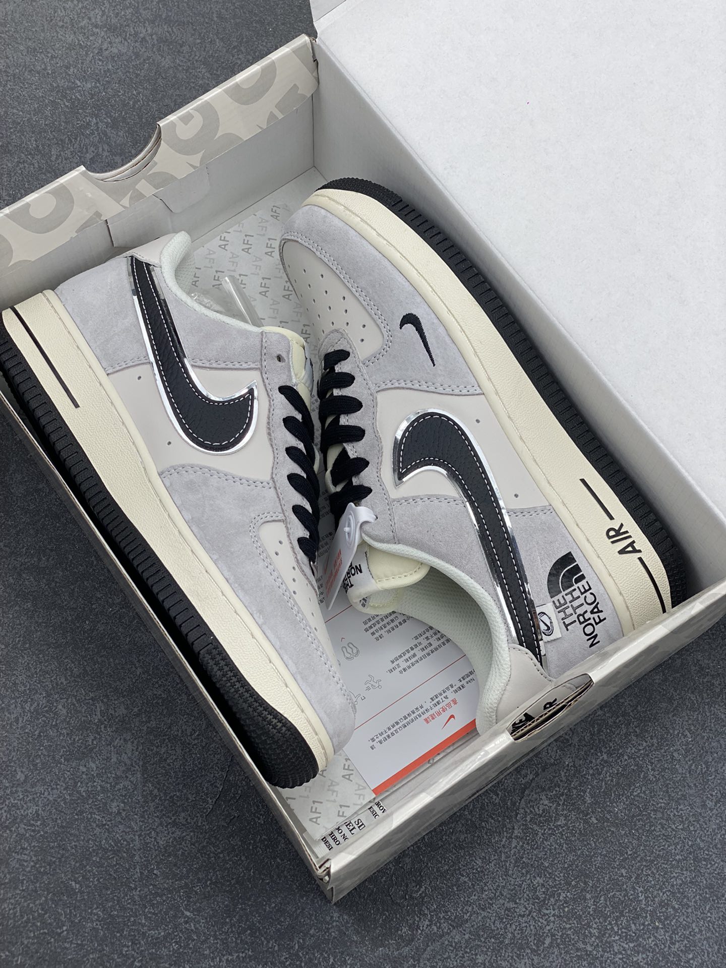 图片[9]-NIke Air Force 1 \’07 Low “北面联名——米灰碳黑勾”空军一号 低帮 运动鞋 休闲鞋 折边针车 工艺难度大 原楦头原纸板 原装鞋盒 定制五金配件 内置全掌气垫 原厂鞋底 货号：XZ6188-916 尺码：36 36.5 37.5 38 38.5 39 40 40.5 41 42 42.5 43 44 44.5 45-选品中心